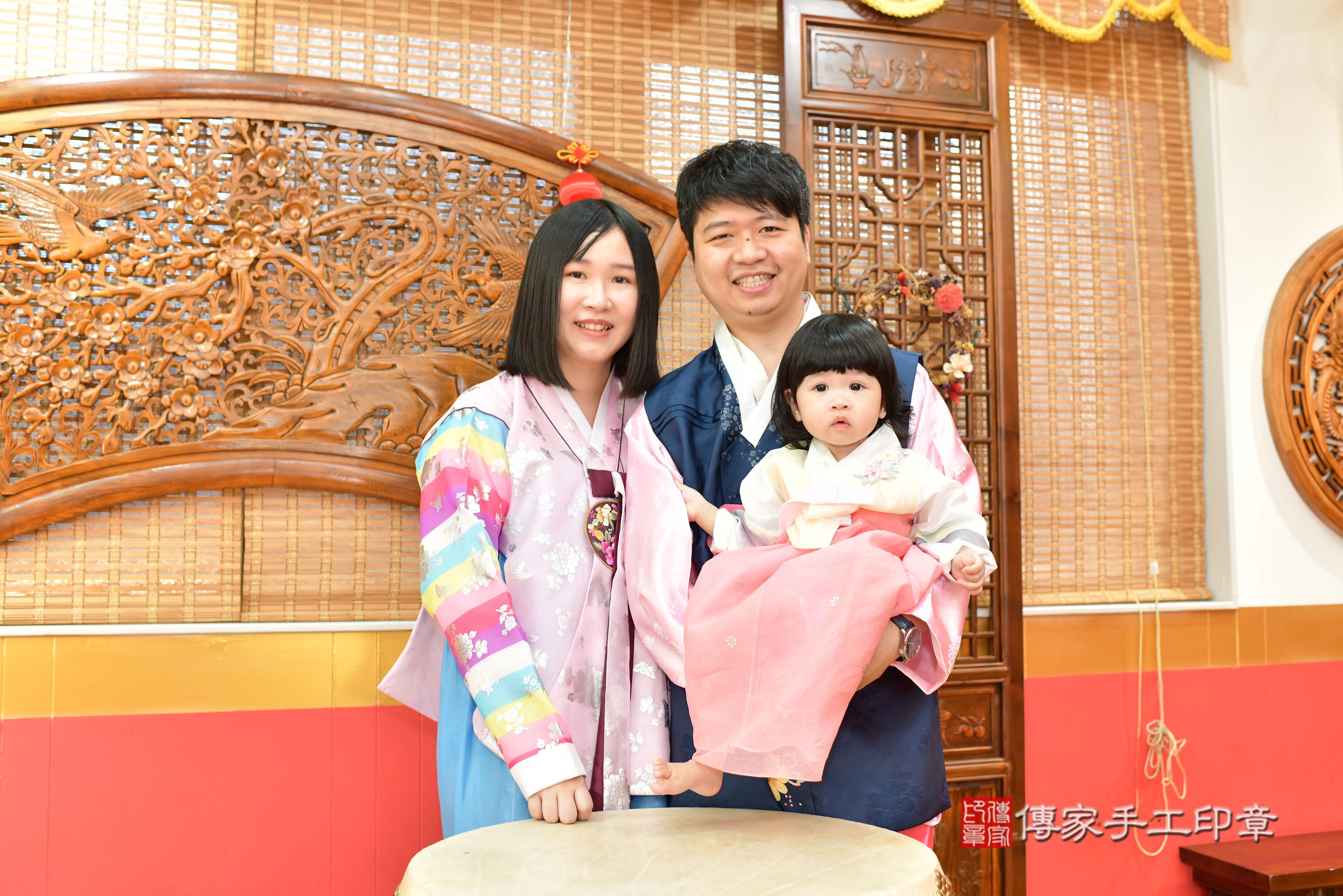 傳家手工印章桃園店、抓周、度脺、美式風會場、傳家嬰兒古禮、吉祥話、抓周道具物品24種、拍照。抓周證書。寶寶抓周、滿周歲、生日快樂、祝福 傳家手工印章桃園店、抓周、度脺、美式風會場、傳家嬰兒古禮、吉祥話、抓周道具物品24種、拍照。抓周證書。寶寶抓周、滿周歲、生日快樂、祝福