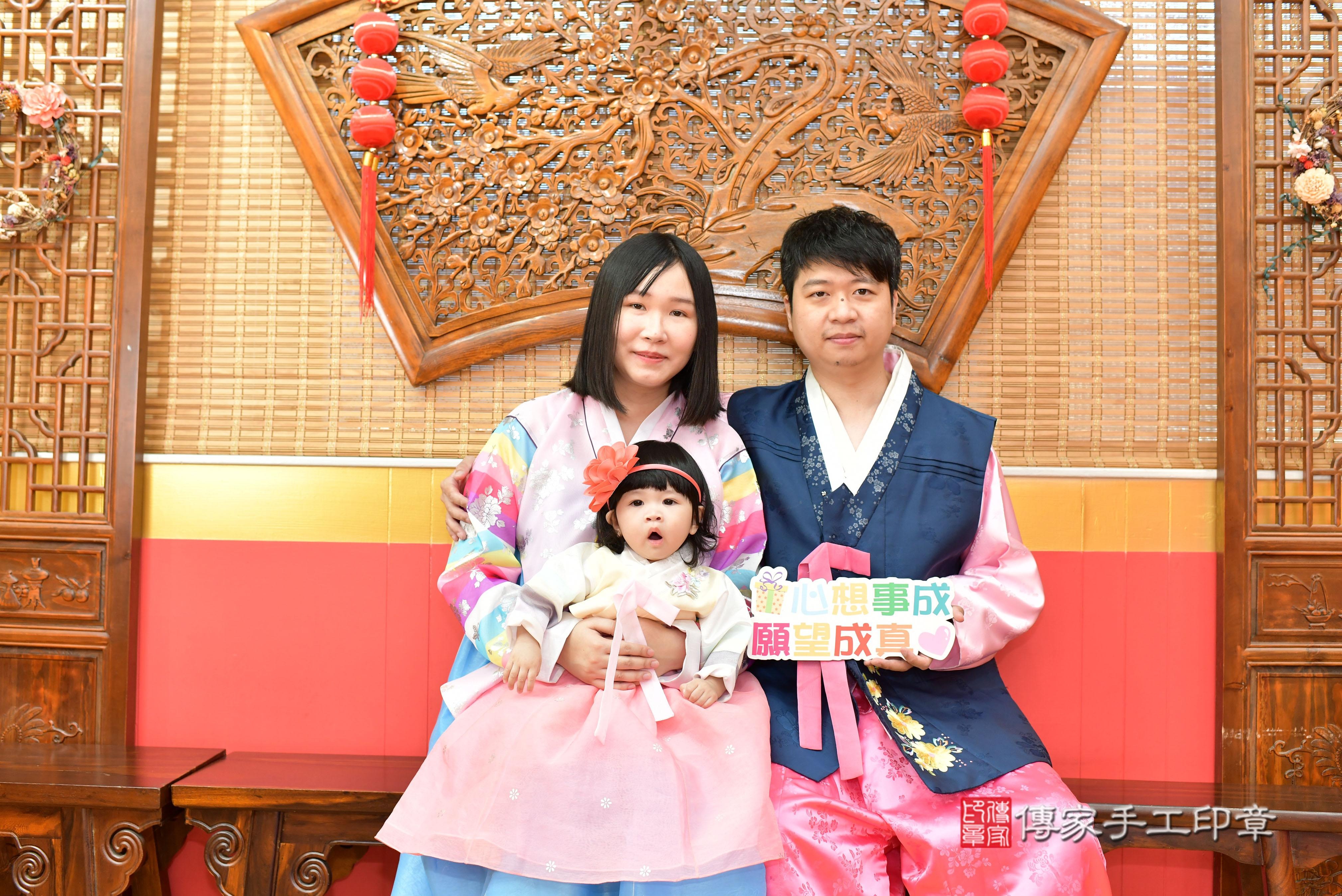 傳家手工印章桃園店、抓周、度脺、美式風會場、傳家嬰兒古禮、吉祥話、抓周道具物品24種、拍照。抓周證書。寶寶抓周、滿周歲、生日快樂、祝福 傳家手工印章桃園店、抓周、度脺、美式風會場、傳家嬰兒古禮、吉祥話、抓周道具物品24種、拍照。抓周證書。寶寶抓周、滿周歲、生日快樂、祝福