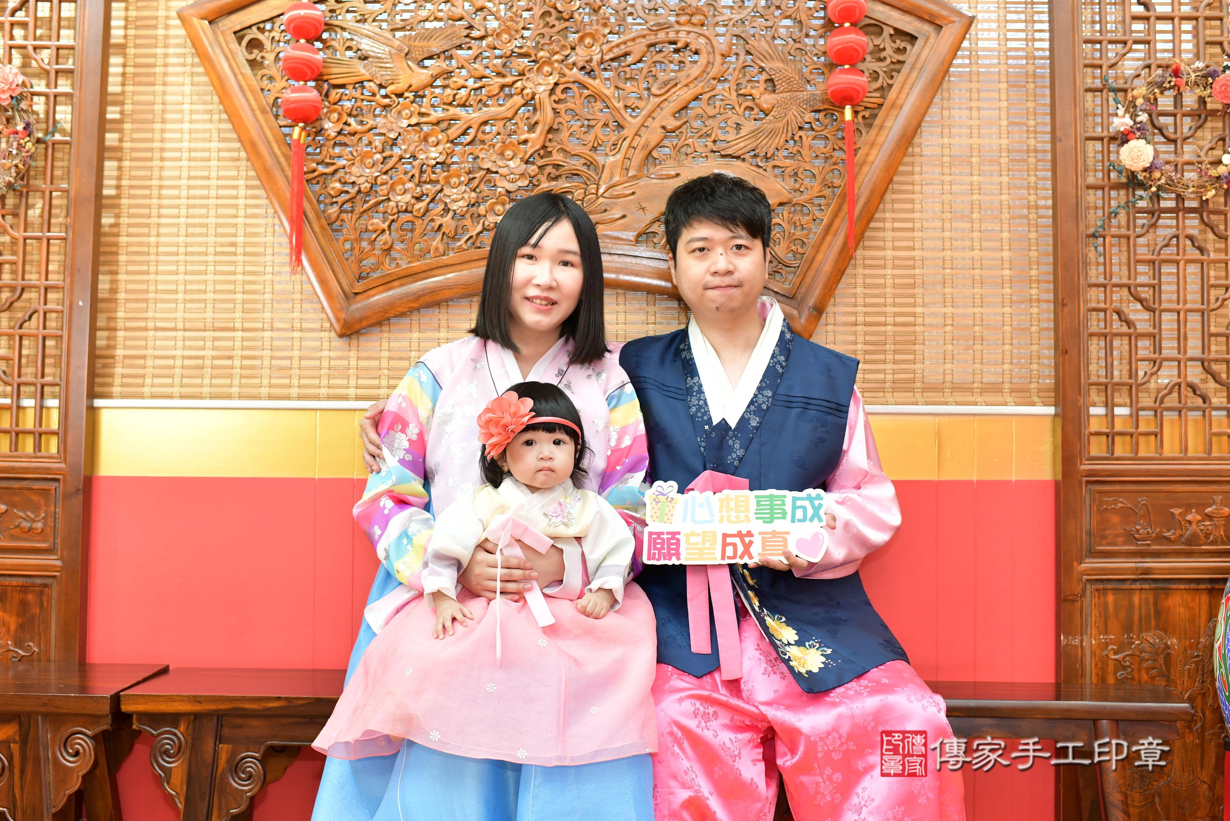 傳家手工印章桃園店、抓周、度脺、美式風會場、傳家嬰兒古禮、吉祥話、抓周道具物品24種、拍照。抓周證書。寶寶抓周、滿周歲、生日快樂、祝福 傳家手工印章桃園店、抓周、度脺、美式風會場、傳家嬰兒古禮、吉祥話、抓周道具物品24種、拍照。抓周證書。寶寶抓周、滿周歲、生日快樂、祝福