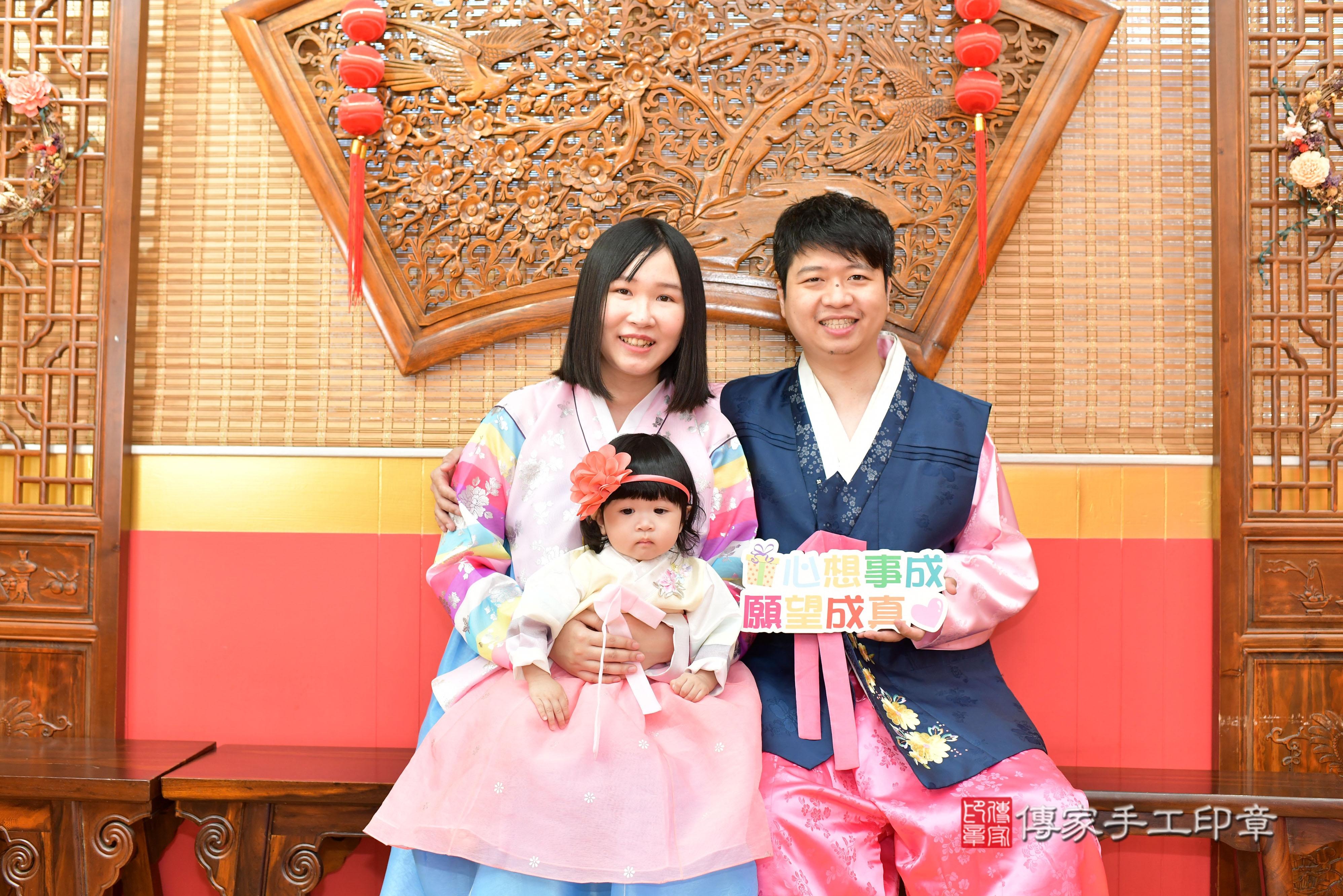 傳家手工印章桃園店、抓周、度脺、美式風會場、傳家嬰兒古禮、吉祥話、抓周道具物品24種、拍照。抓周證書。寶寶抓周、滿周歲、生日快樂、祝福 傳家手工印章桃園店、抓周、度脺、美式風會場、傳家嬰兒古禮、吉祥話、抓周道具物品24種、拍照。抓周證書。寶寶抓周、滿周歲、生日快樂、祝福