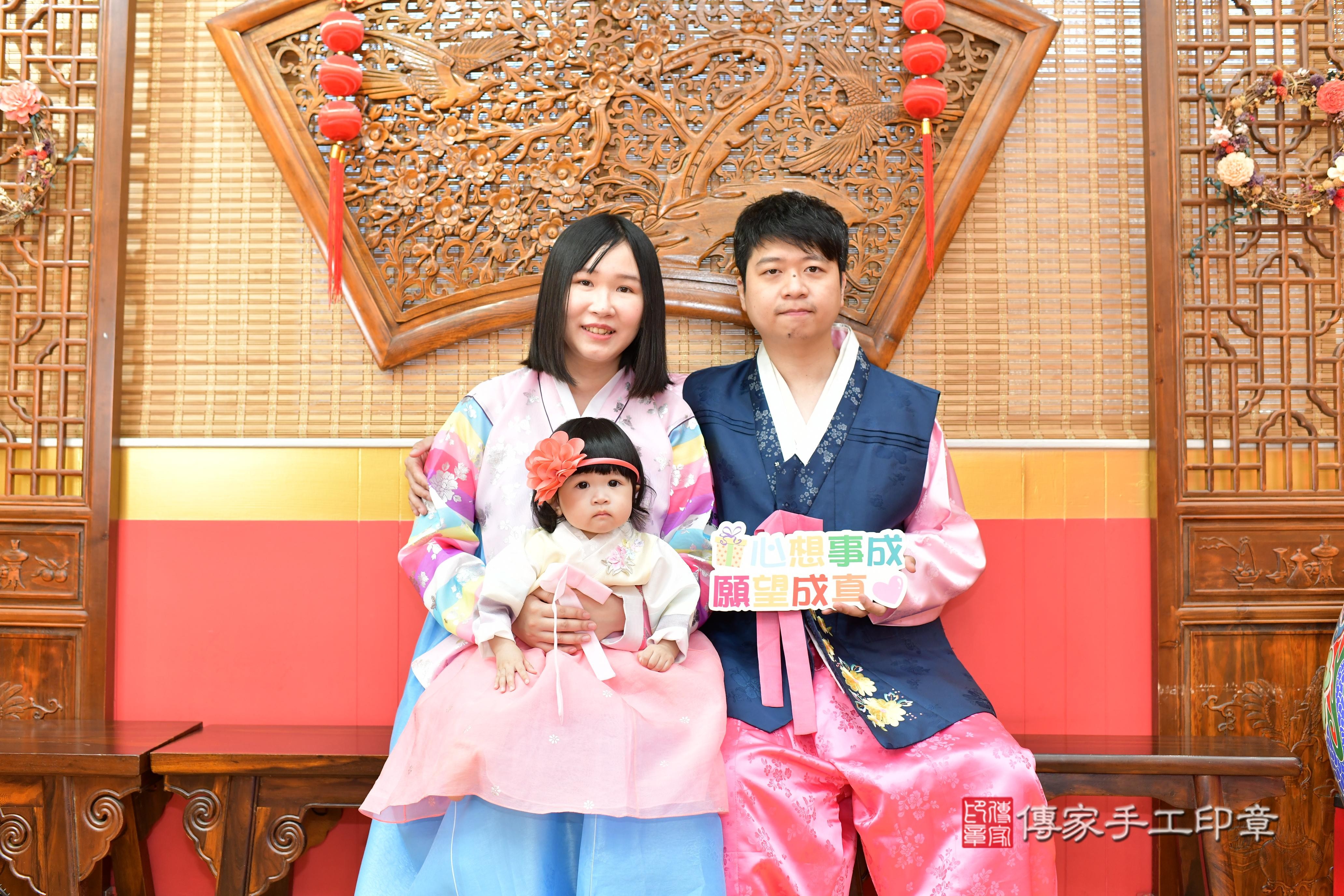 傳家手工印章桃園店、抓周、度脺、美式風會場、傳家嬰兒古禮、吉祥話、抓周道具物品24種、拍照。抓周證書。寶寶抓周、滿周歲、生日快樂、祝福 傳家手工印章桃園店、抓周、度脺、美式風會場、傳家嬰兒古禮、吉祥話、抓周道具物品24種、拍照。抓周證書。寶寶抓周、滿周歲、生日快樂、祝福