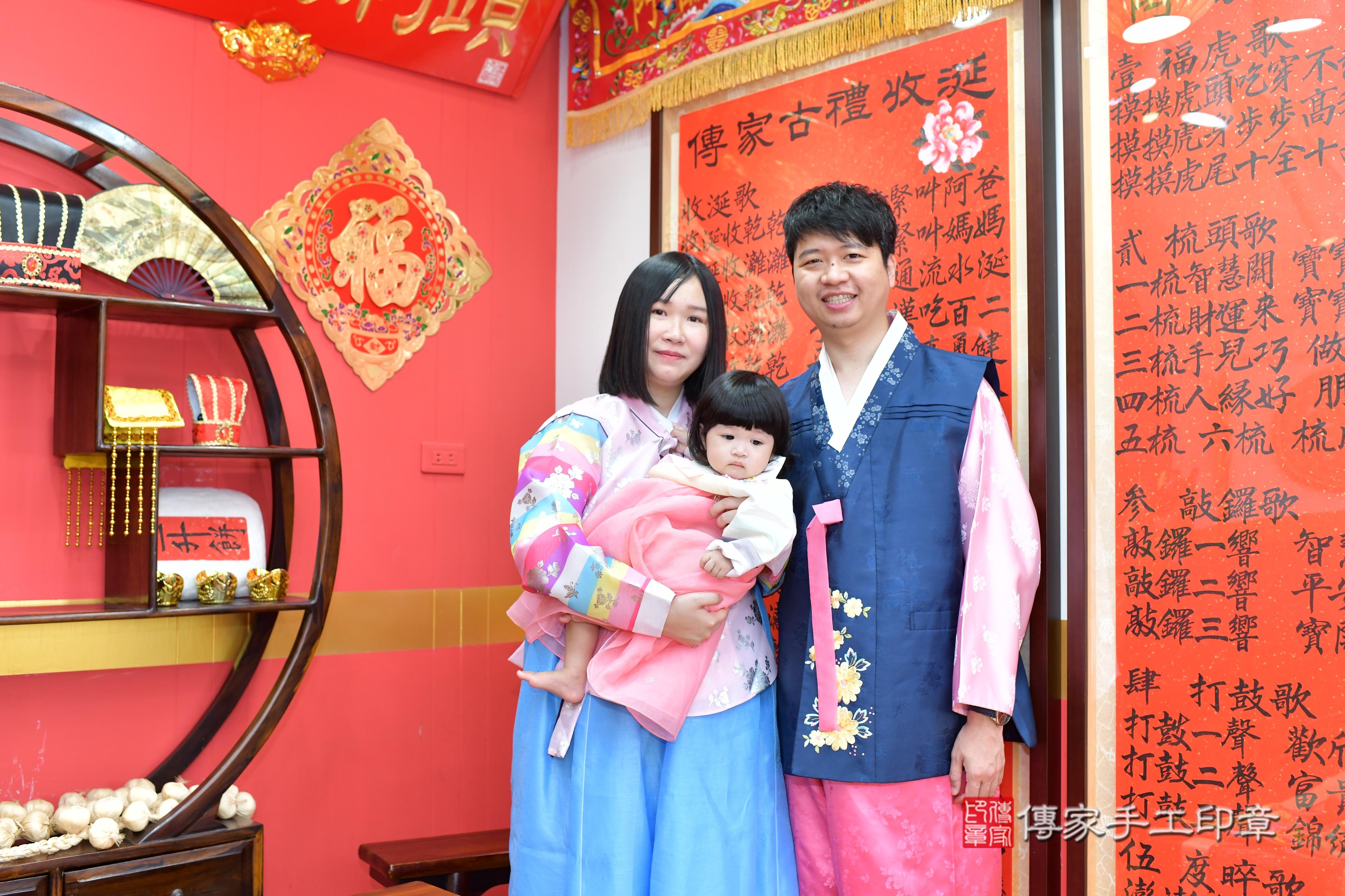 傳家手工印章桃園店、抓周、度脺、美式風會場、傳家嬰兒古禮、吉祥話、抓周道具物品24種、拍照。抓周證書。寶寶抓周、滿周歲、生日快樂、祝福 傳家手工印章桃園店、抓周、度脺、美式風會場、傳家嬰兒古禮、吉祥話、抓周道具物品24種、拍照。抓周證書。寶寶抓周、滿周歲、生日快樂、祝福