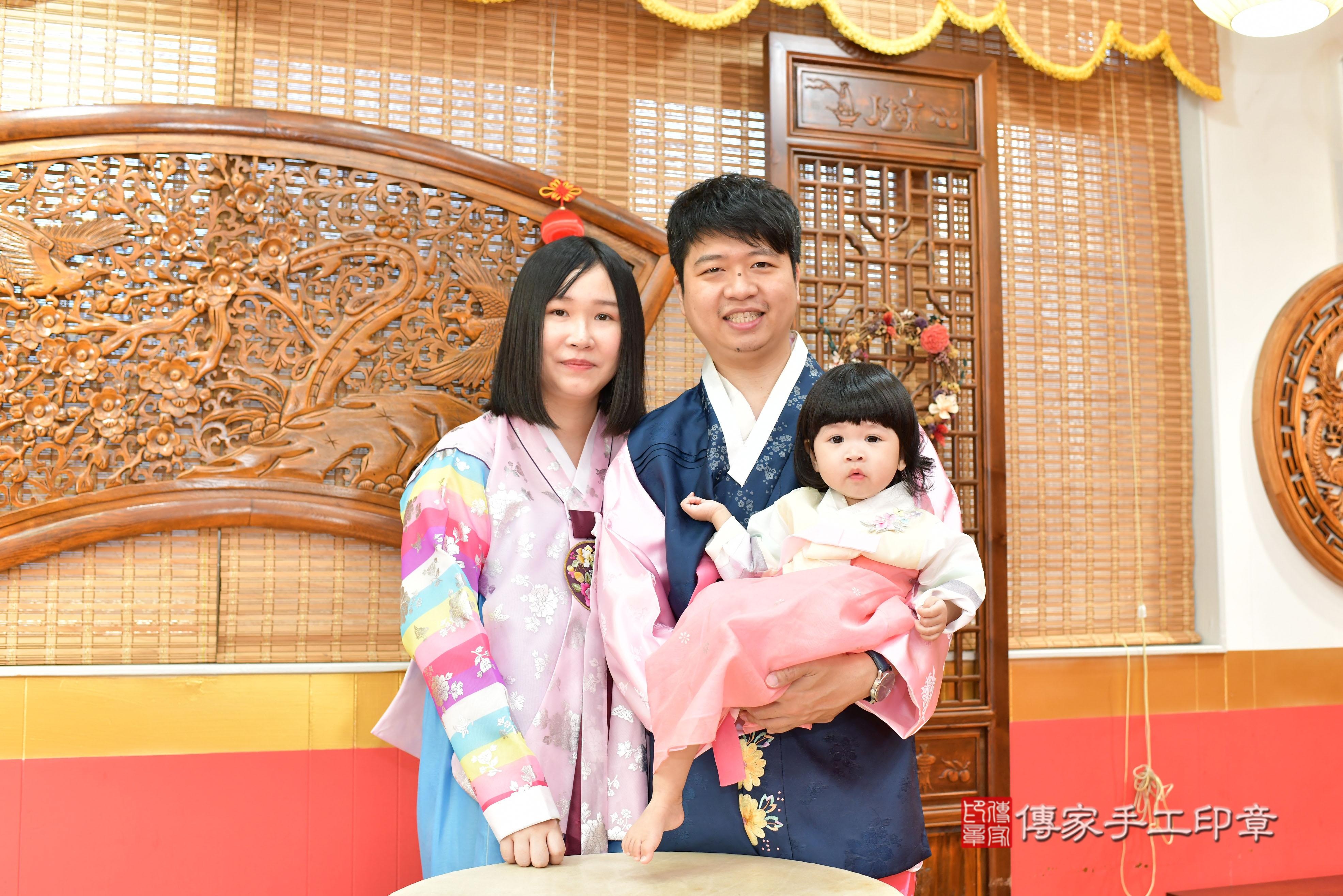 傳家手工印章桃園店、抓周、度脺、美式風會場、傳家嬰兒古禮、吉祥話、抓周道具物品24種、拍照。抓周證書。寶寶抓周、滿周歲、生日快樂、祝福 傳家手工印章桃園店、抓周、度脺、美式風會場、傳家嬰兒古禮、吉祥話、抓周道具物品24種、拍照。抓周證書。寶寶抓周、滿周歲、生日快樂、祝福