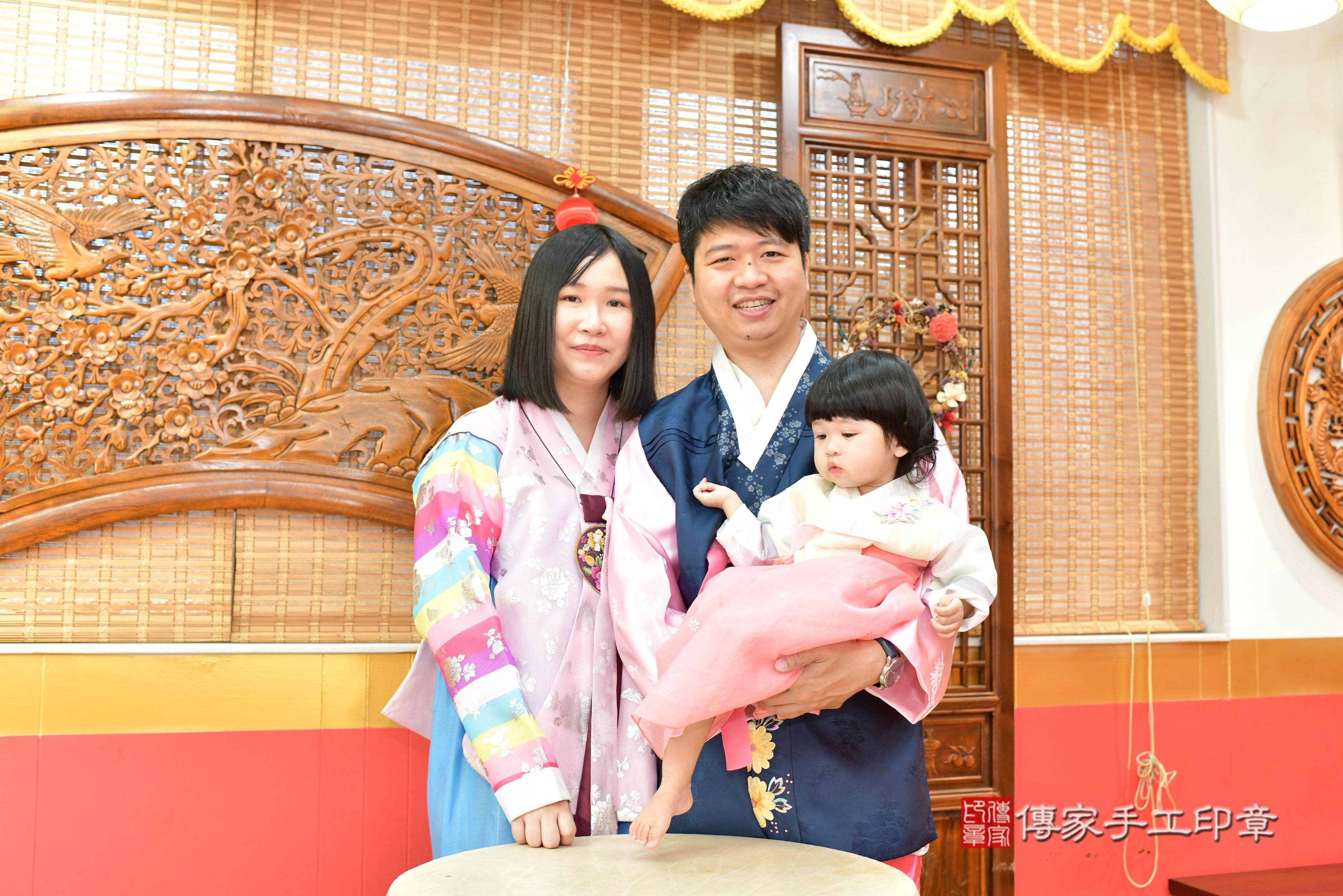 傳家手工印章桃園店、抓周、度脺、美式風會場、傳家嬰兒古禮、吉祥話、抓周道具物品24種、拍照。抓周證書。寶寶抓周、滿周歲、生日快樂、祝福 傳家手工印章桃園店、抓周、度脺、美式風會場、傳家嬰兒古禮、吉祥話、抓周道具物品24種、拍照。抓周證書。寶寶抓周、滿周歲、生日快樂、祝福