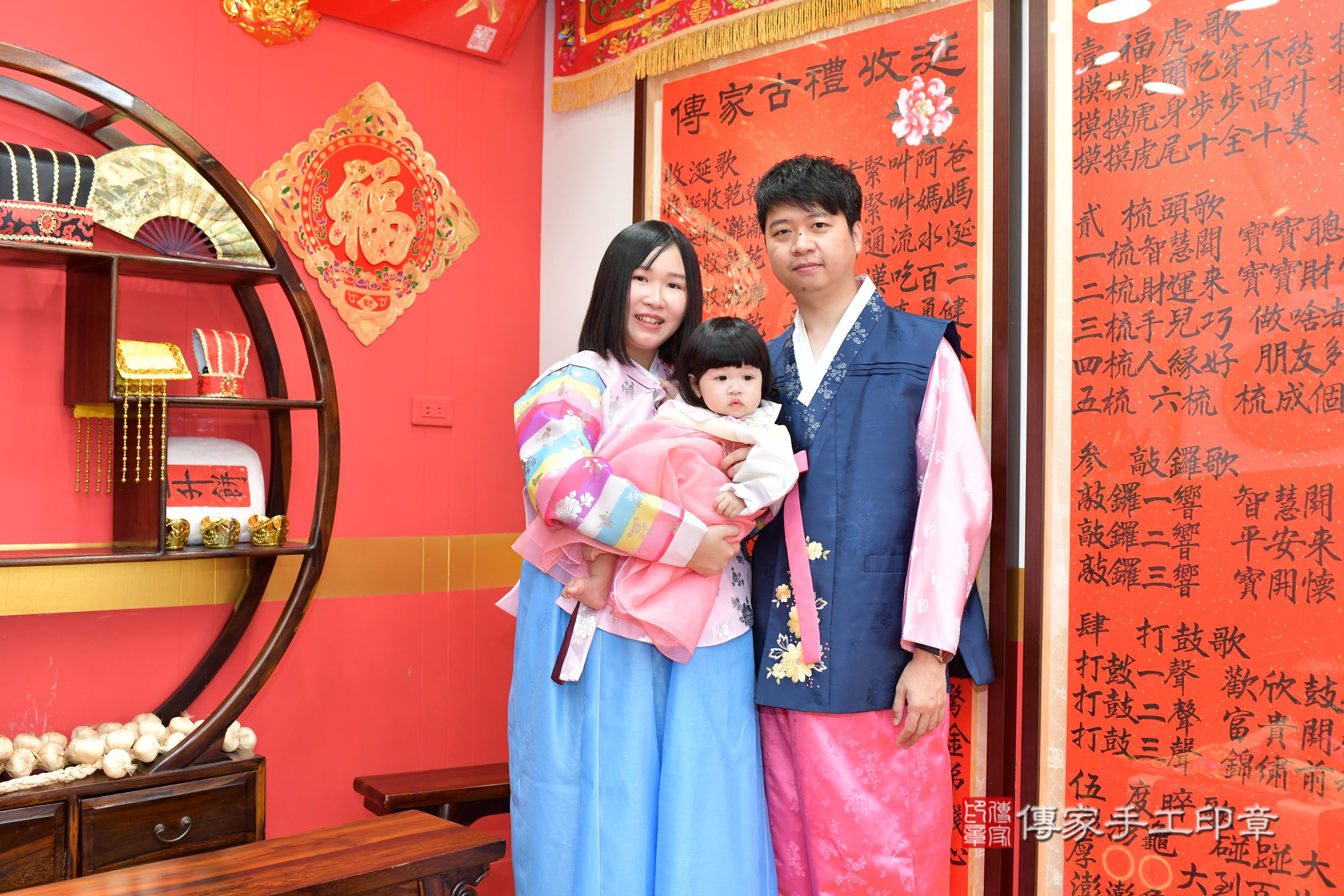 傳家手工印章桃園店、抓周、度脺、美式風會場、傳家嬰兒古禮、吉祥話、抓周道具物品24種、拍照。抓周證書。寶寶抓周、滿周歲、生日快樂、祝福 傳家手工印章桃園店、抓周、度脺、美式風會場、傳家嬰兒古禮、吉祥話、抓周道具物品24種、拍照。抓周證書。寶寶抓周、滿周歲、生日快樂、祝福