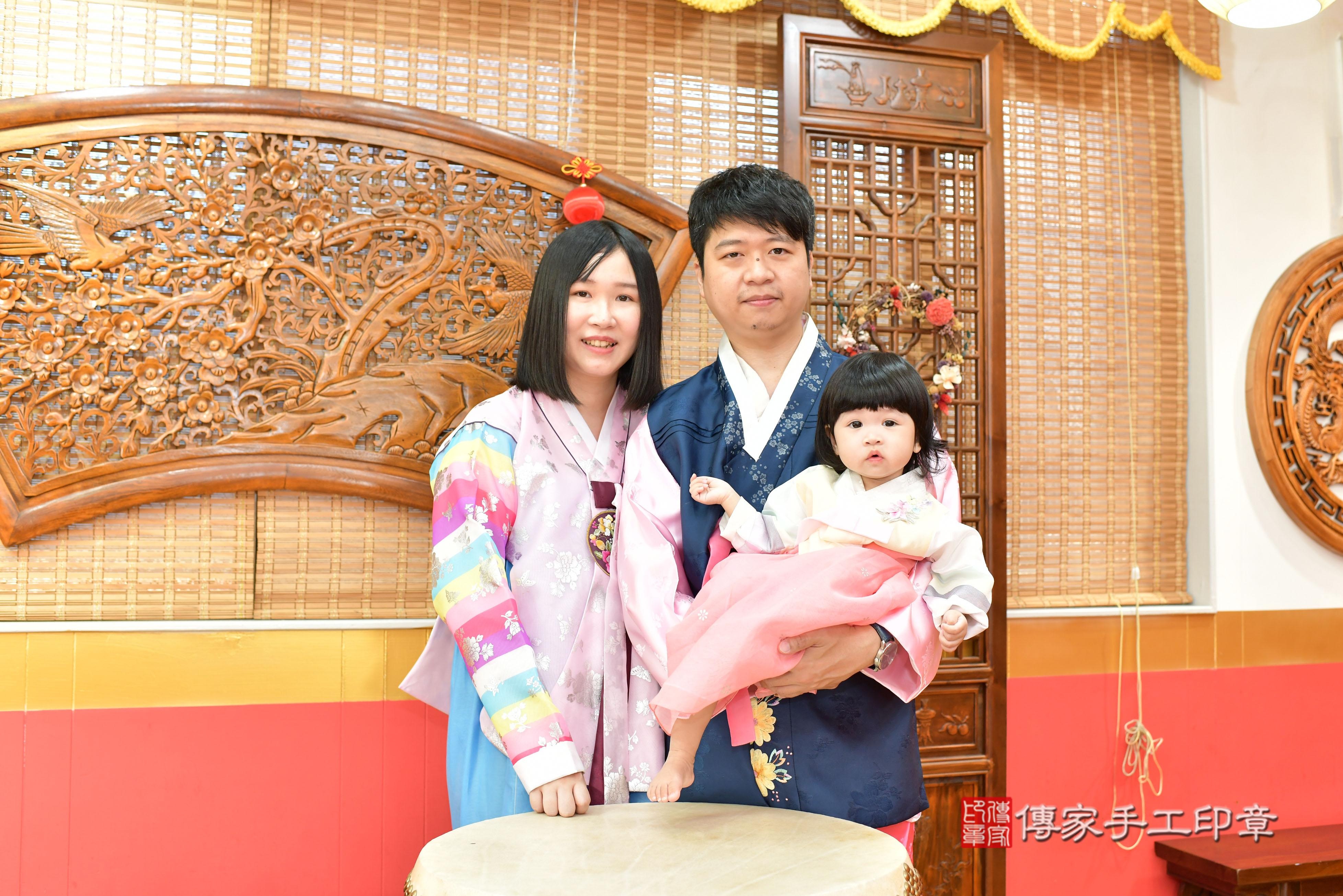 傳家手工印章桃園店、抓周、度脺、美式風會場、傳家嬰兒古禮、吉祥話、抓周道具物品24種、拍照。抓周證書。寶寶抓周、滿周歲、生日快樂、祝福 傳家手工印章桃園店、抓周、度脺、美式風會場、傳家嬰兒古禮、吉祥話、抓周道具物品24種、拍照。抓周證書。寶寶抓周、滿周歲、生日快樂、祝福