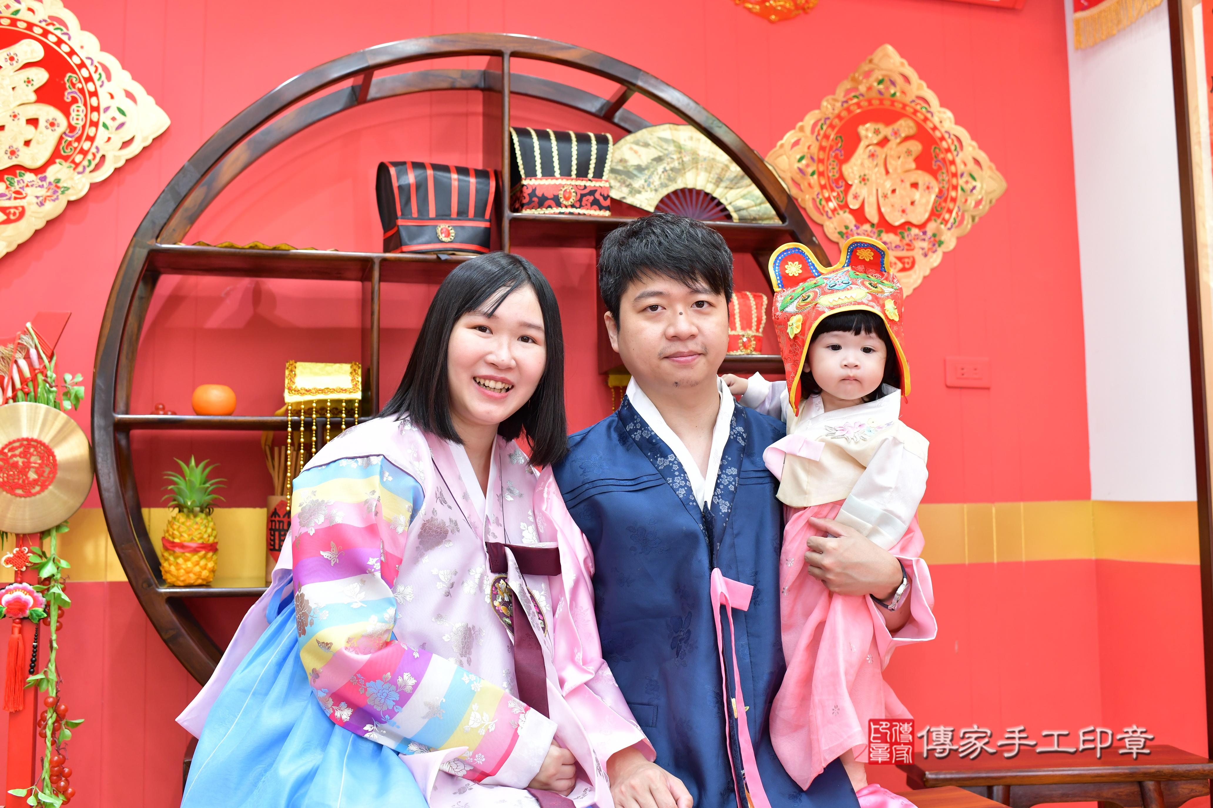 傳家手工印章桃園店、抓周、度脺、美式風會場、傳家嬰兒古禮、吉祥話、抓周道具物品24種、拍照。抓周證書。寶寶抓周、滿周歲、生日快樂、祝福 傳家手工印章桃園店、抓周、度脺、美式風會場、傳家嬰兒古禮、吉祥話、抓周道具物品24種、拍照。抓周證書。寶寶抓周、滿周歲、生日快樂、祝福