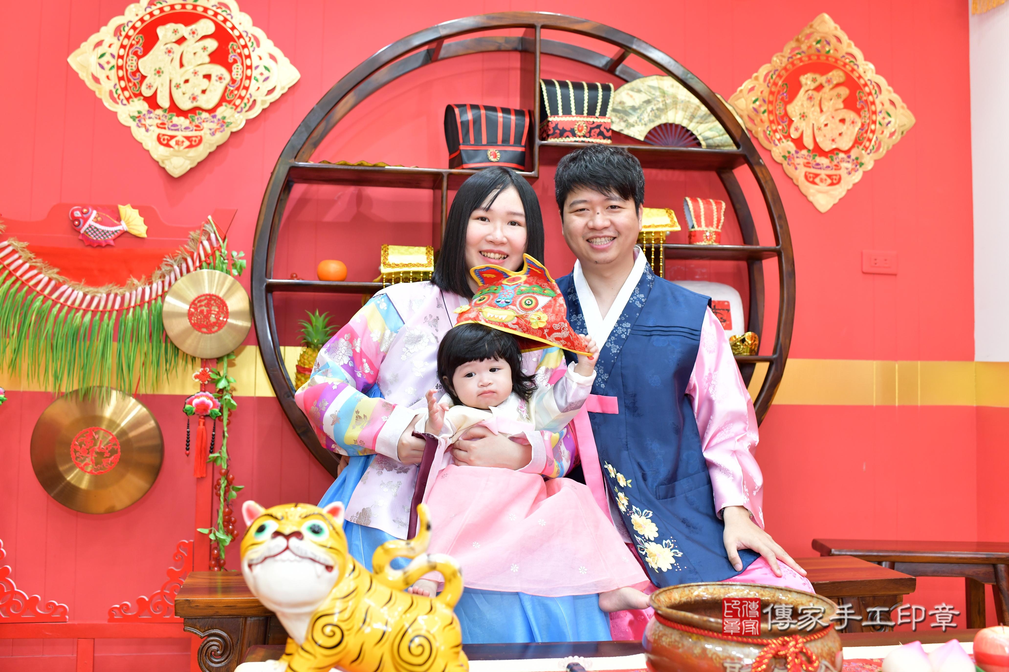 傳家手工印章桃園店、抓周、度脺、美式風會場、傳家嬰兒古禮、吉祥話、抓周道具物品24種、拍照。抓周證書。寶寶抓周、滿周歲、生日快樂、祝福 傳家手工印章桃園店、抓周、度脺、美式風會場、傳家嬰兒古禮、吉祥話、抓周道具物品24種、拍照。抓周證書。寶寶抓周、滿周歲、生日快樂、祝福