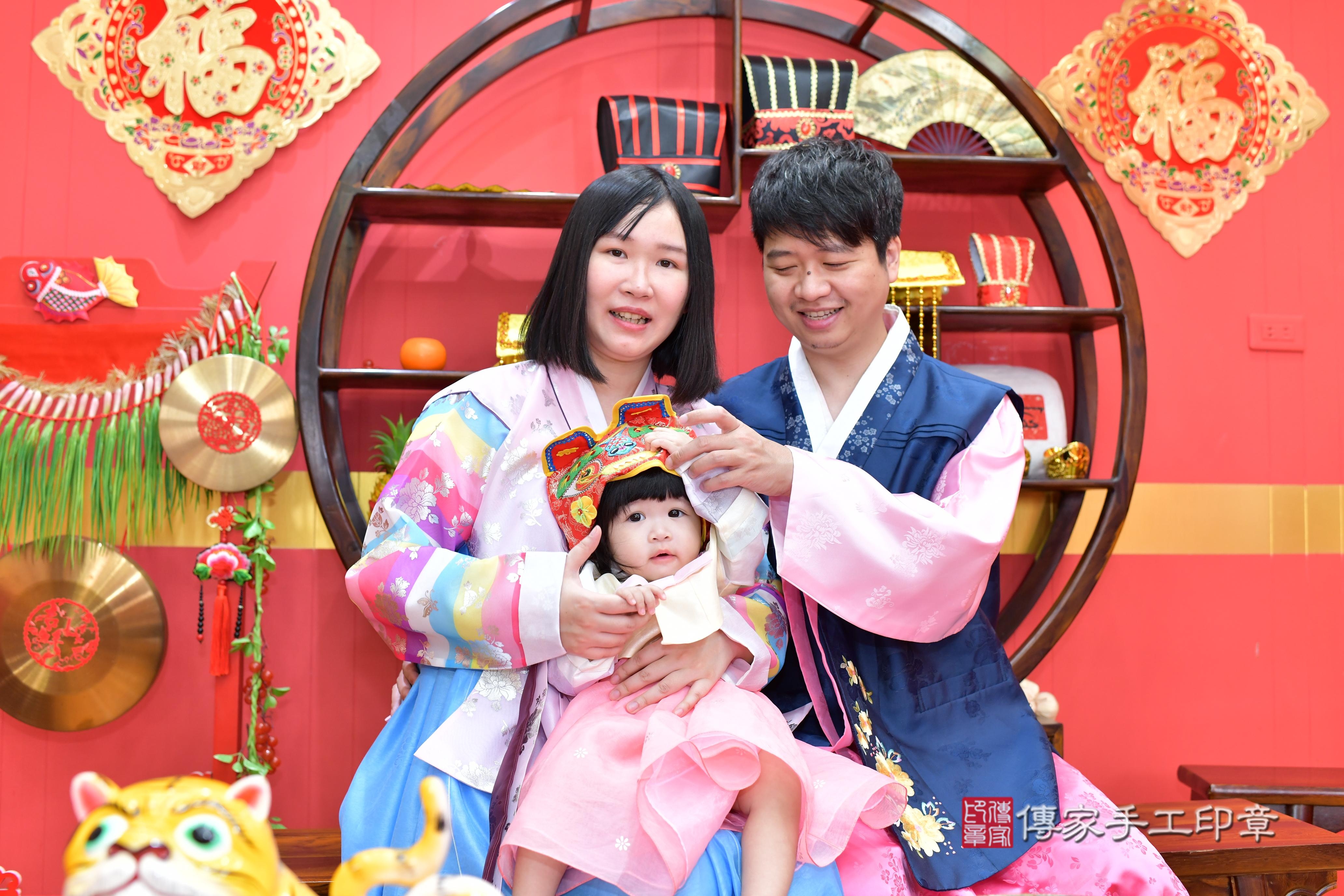 傳家手工印章桃園店、抓周、度脺、美式風會場、傳家嬰兒古禮、吉祥話、抓周道具物品24種、拍照。抓周證書。寶寶抓周、滿周歲、生日快樂、祝福 傳家手工印章桃園店、抓周、度脺、美式風會場、傳家嬰兒古禮、吉祥話、抓周道具物品24種、拍照。抓周證書。寶寶抓周、滿周歲、生日快樂、祝福