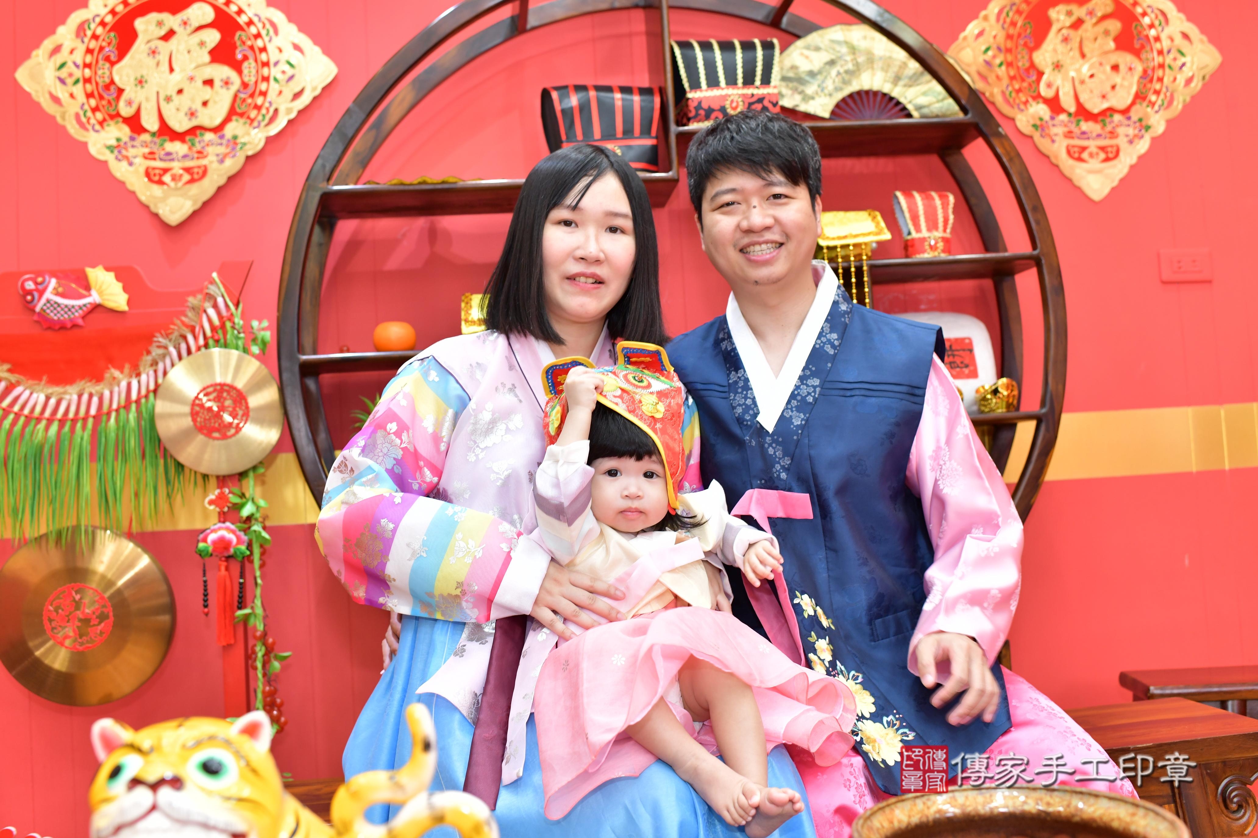 傳家手工印章桃園店、抓周、度脺、美式風會場、傳家嬰兒古禮、吉祥話、抓周道具物品24種、拍照。抓周證書。寶寶抓周、滿周歲、生日快樂、祝福 傳家手工印章桃園店、抓周、度脺、美式風會場、傳家嬰兒古禮、吉祥話、抓周道具物品24種、拍照。抓周證書。寶寶抓周、滿周歲、生日快樂、祝福