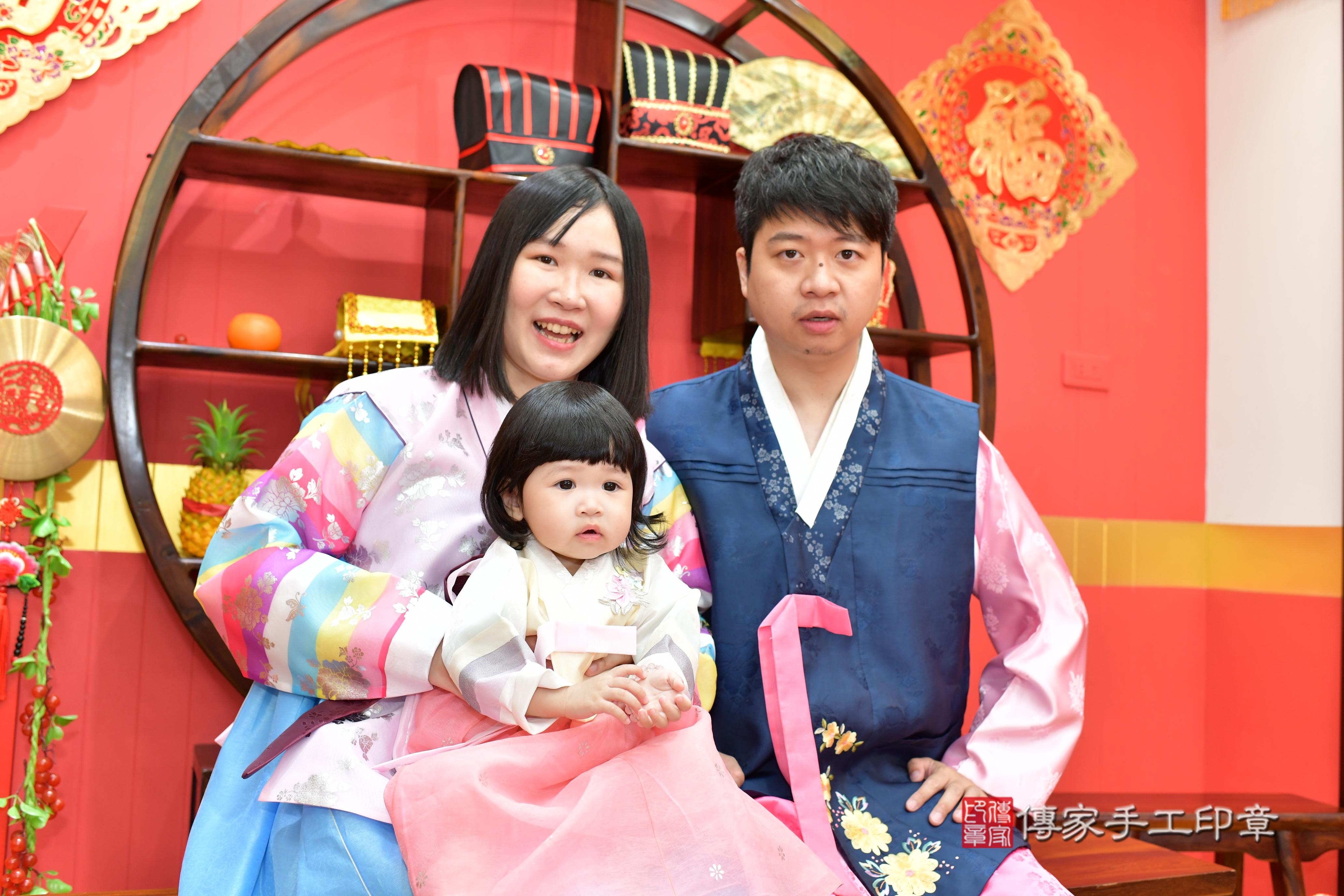 傳家手工印章桃園店、抓周、度脺、美式風會場、傳家嬰兒古禮、吉祥話、抓周道具物品24種、拍照。抓周證書。寶寶抓周、滿周歲、生日快樂、祝福 傳家手工印章桃園店、抓周、度脺、美式風會場、傳家嬰兒古禮、吉祥話、抓周道具物品24種、拍照。抓周證書。寶寶抓周、滿周歲、生日快樂、祝福