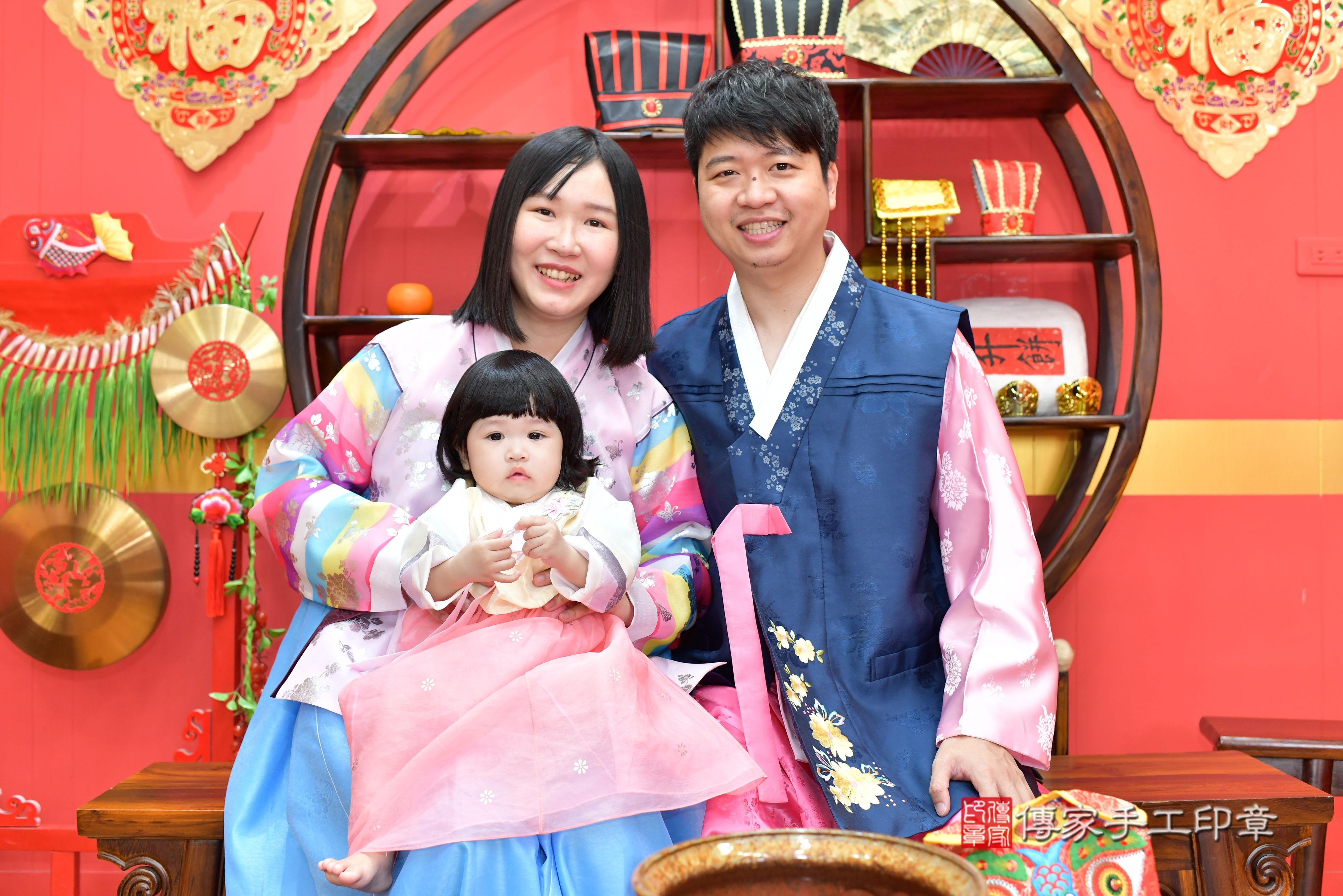 傳家手工印章桃園店、抓周、度脺、美式風會場、傳家嬰兒古禮、吉祥話、抓周道具物品24種、拍照。抓周證書。寶寶抓周、滿周歲、生日快樂、祝福 傳家手工印章桃園店、抓周、度脺、美式風會場、傳家嬰兒古禮、吉祥話、抓周道具物品24種、拍照。抓周證書。寶寶抓周、滿周歲、生日快樂、祝福