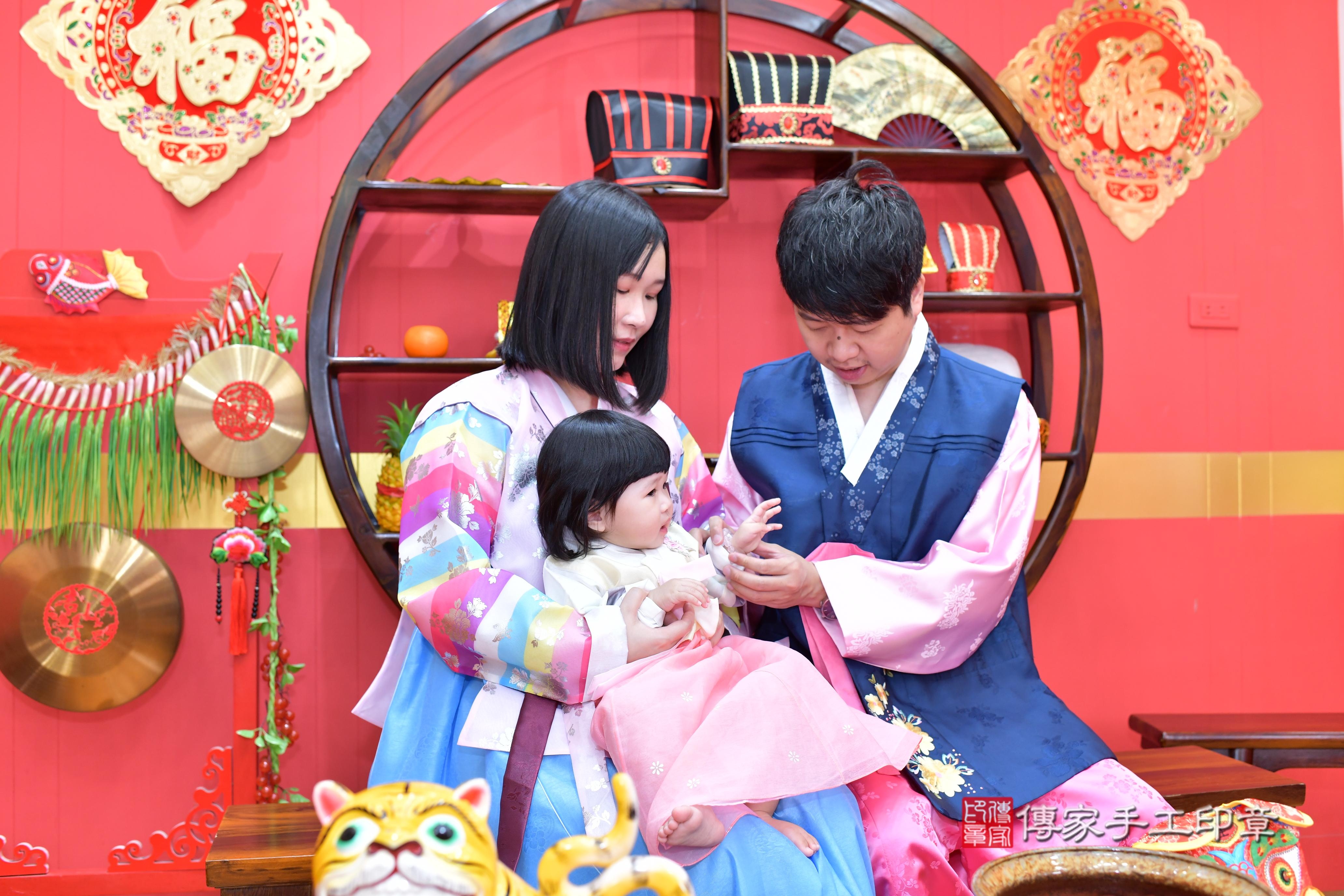 傳家手工印章桃園店、抓周、度脺、美式風會場、傳家嬰兒古禮、吉祥話、抓周道具物品24種、拍照。抓周證書。寶寶抓周、滿周歲、生日快樂、祝福 傳家手工印章桃園店、抓周、度脺、美式風會場、傳家嬰兒古禮、吉祥話、抓周道具物品24種、拍照。抓周證書。寶寶抓周、滿周歲、生日快樂、祝福