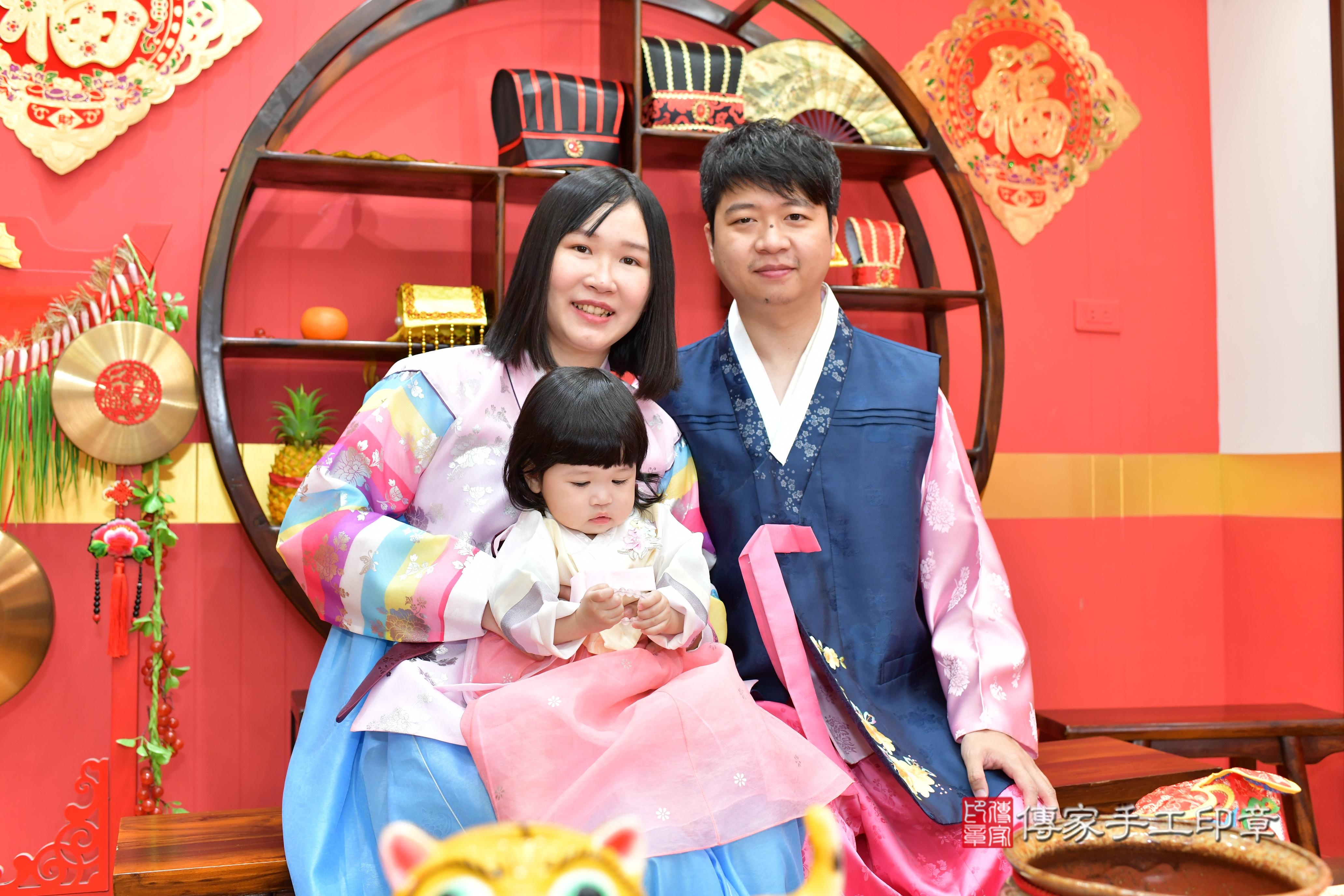 傳家手工印章桃園店、抓周、度脺、美式風會場、傳家嬰兒古禮、吉祥話、抓周道具物品24種、拍照。抓周證書。寶寶抓周、滿周歲、生日快樂、祝福 傳家手工印章桃園店、抓周、度脺、美式風會場、傳家嬰兒古禮、吉祥話、抓周道具物品24種、拍照。抓周證書。寶寶抓周、滿周歲、生日快樂、祝福