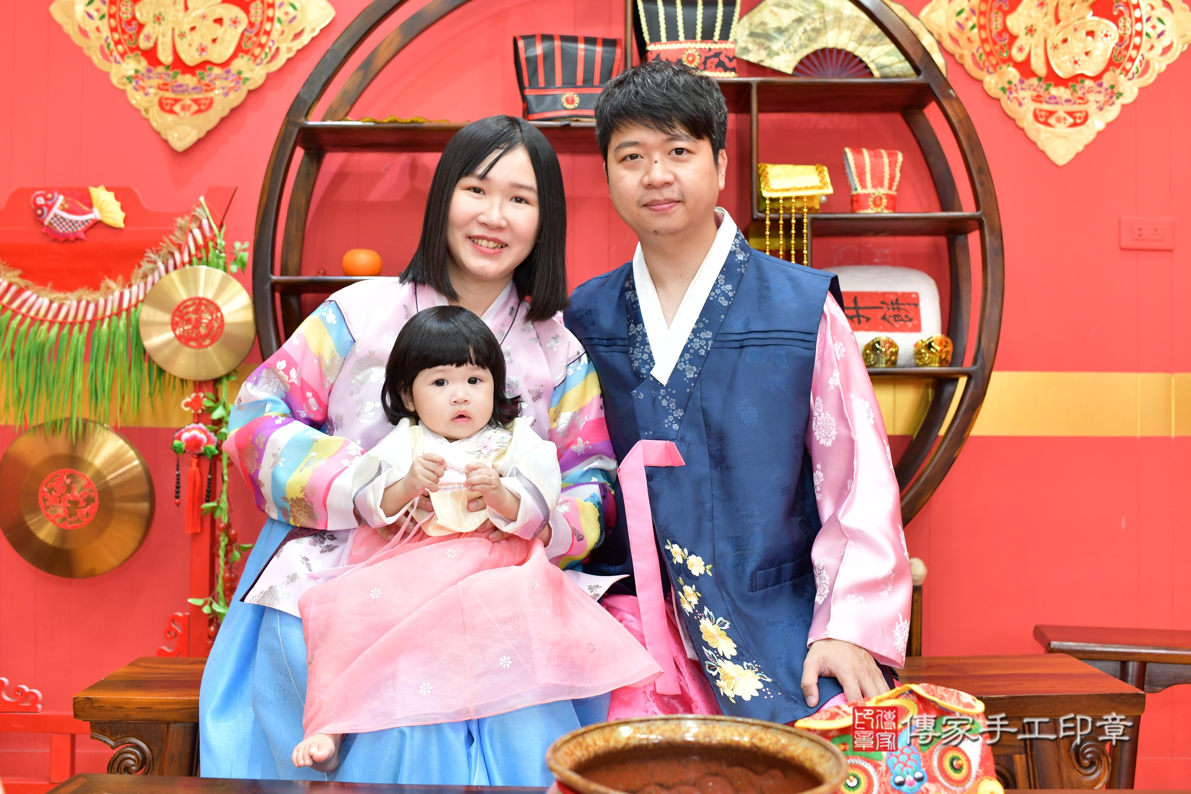 傳家手工印章桃園店、抓周、度脺、美式風會場、傳家嬰兒古禮、吉祥話、抓周道具物品24種、拍照。抓周證書。寶寶抓周、滿周歲、生日快樂、祝福 傳家手工印章桃園店、抓周、度脺、美式風會場、傳家嬰兒古禮、吉祥話、抓周道具物品24種、拍照。抓周證書。寶寶抓周、滿周歲、生日快樂、祝福