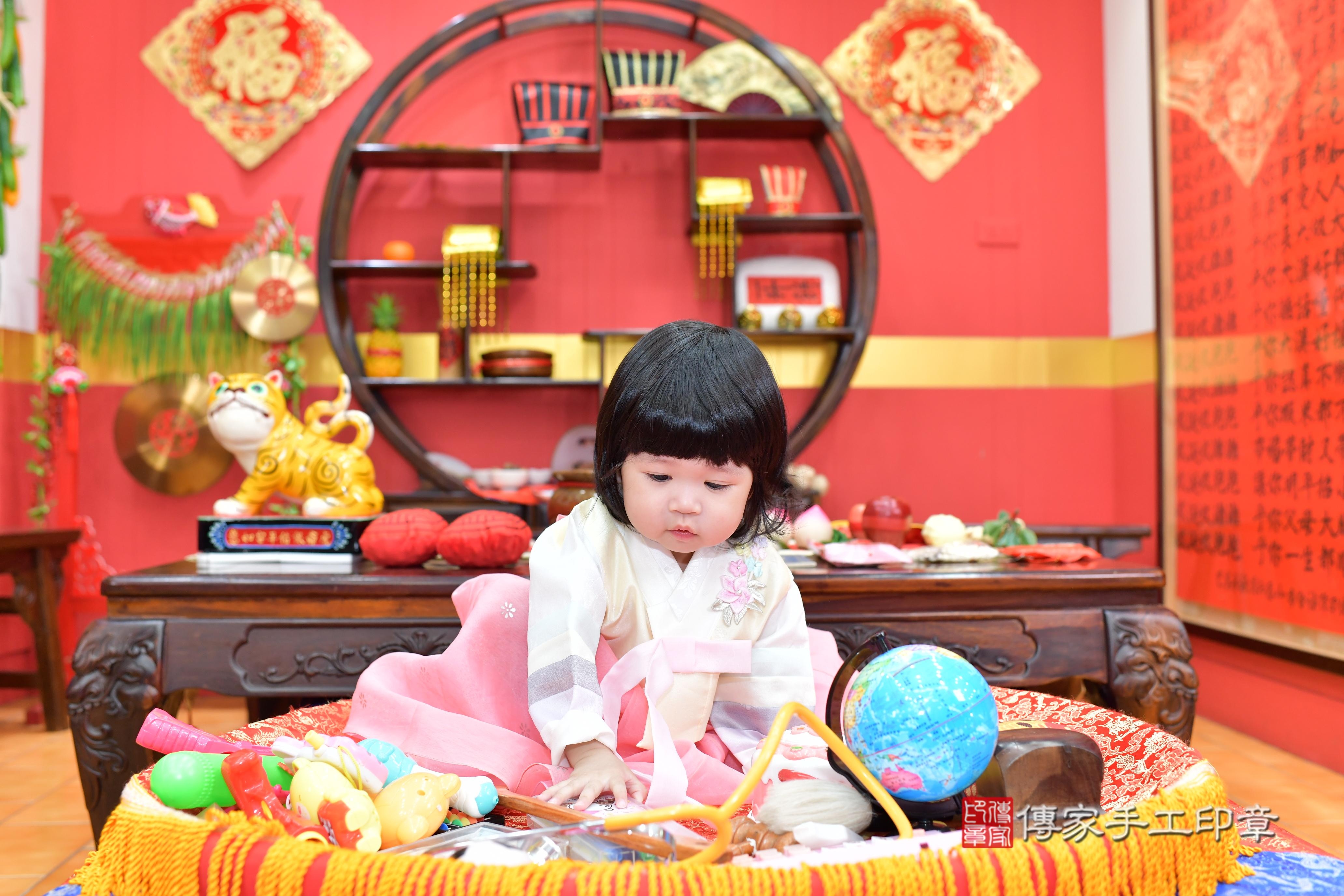 傳家手工印章桃園店、抓周、度脺、美式風會場、傳家嬰兒古禮、吉祥話、抓周道具物品24種、拍照。抓周證書。寶寶抓周、滿周歲、生日快樂、祝福 傳家手工印章桃園店、抓周、度脺、美式風會場、傳家嬰兒古禮、吉祥話、抓周道具物品24種、拍照。抓周證書。寶寶抓周、滿周歲、生日快樂、祝福