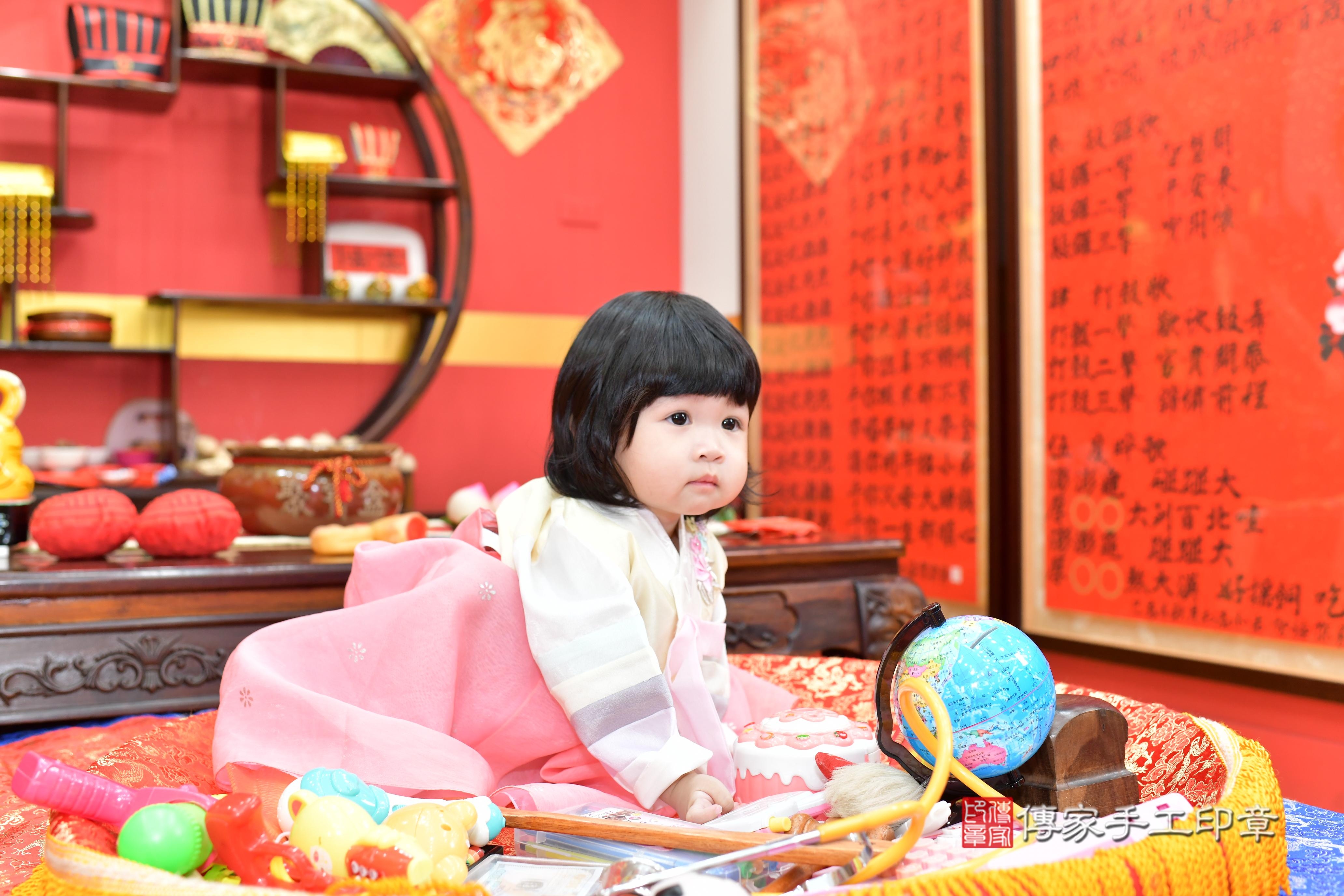 傳家手工印章桃園店、抓周、度脺、美式風會場、傳家嬰兒古禮、吉祥話、抓周道具物品24種、拍照。抓周證書。寶寶抓周、滿周歲、生日快樂、祝福 傳家手工印章桃園店、抓周、度脺、美式風會場、傳家嬰兒古禮、吉祥話、抓周道具物品24種、拍照。抓周證書。寶寶抓周、滿周歲、生日快樂、祝福