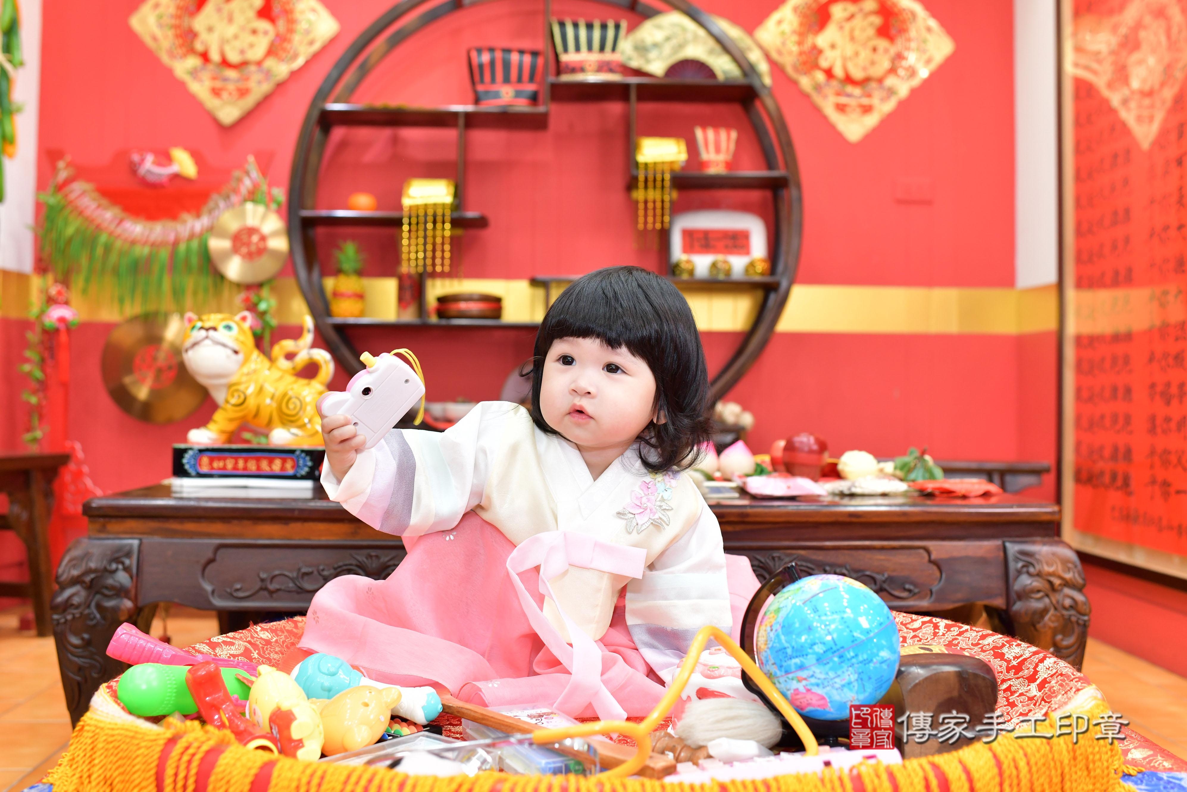 傳家手工印章桃園店、抓周、度脺、美式風會場、傳家嬰兒古禮、吉祥話、抓周道具物品24種、拍照。抓周證書。寶寶抓周、滿周歲、生日快樂、祝福 傳家手工印章桃園店、抓周、度脺、美式風會場、傳家嬰兒古禮、吉祥話、抓周道具物品24種、拍照。抓周證書。寶寶抓周、滿周歲、生日快樂、祝福