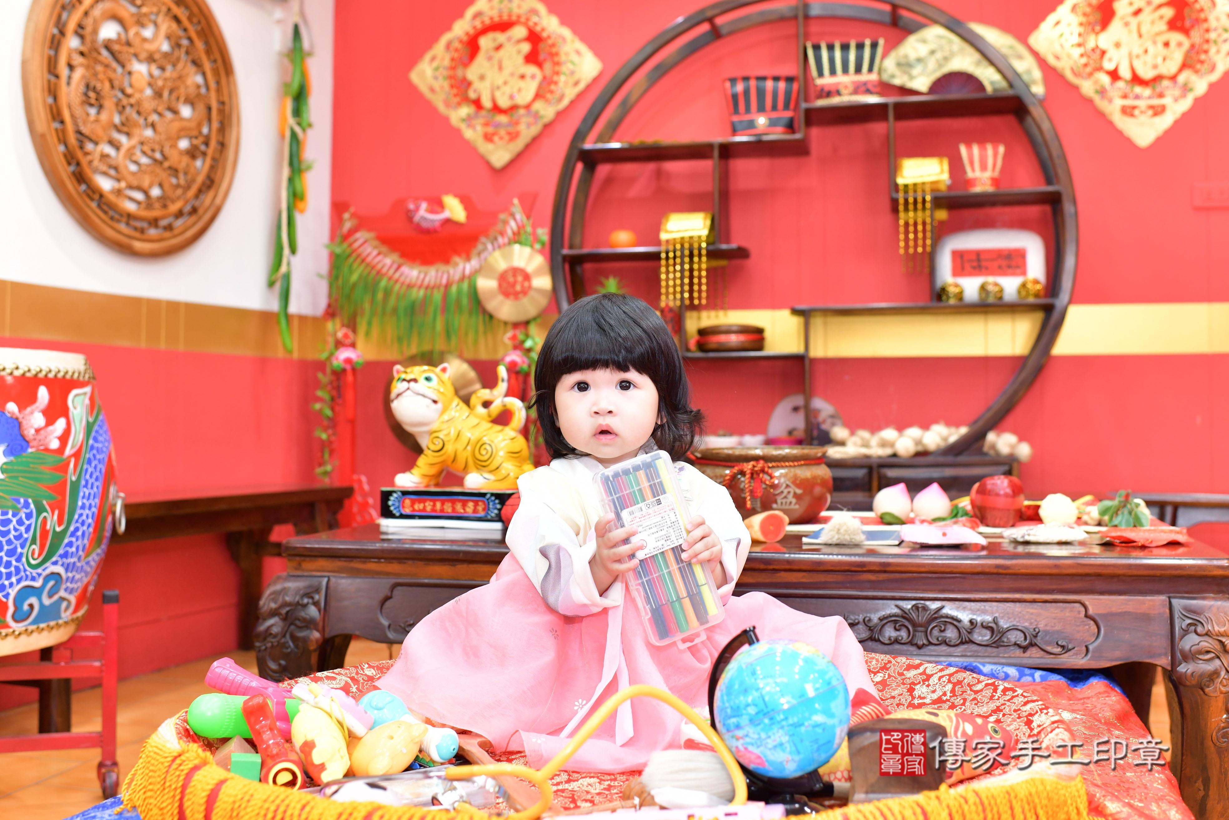 傳家手工印章桃園店、抓周、度脺、美式風會場、傳家嬰兒古禮、吉祥話、抓周道具物品24種、拍照。抓周證書。寶寶抓周、滿周歲、生日快樂、祝福 傳家手工印章桃園店、抓周、度脺、美式風會場、傳家嬰兒古禮、吉祥話、抓周道具物品24種、拍照。抓周證書。寶寶抓周、滿周歲、生日快樂、祝福