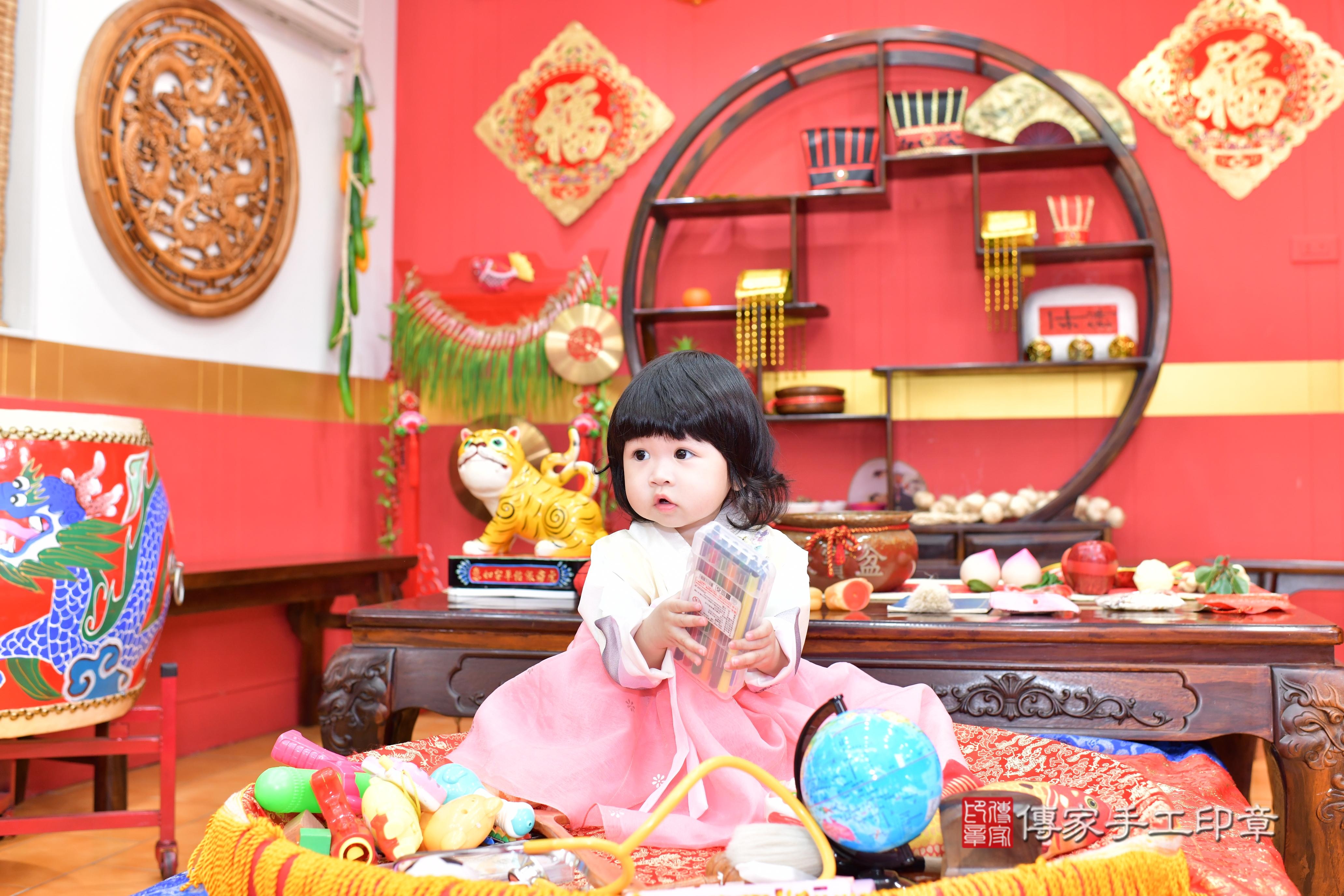 傳家手工印章桃園店、抓周、度脺、美式風會場、傳家嬰兒古禮、吉祥話、抓周道具物品24種、拍照。抓周證書。寶寶抓周、滿周歲、生日快樂、祝福 傳家手工印章桃園店、抓周、度脺、美式風會場、傳家嬰兒古禮、吉祥話、抓周道具物品24種、拍照。抓周證書。寶寶抓周、滿周歲、生日快樂、祝福