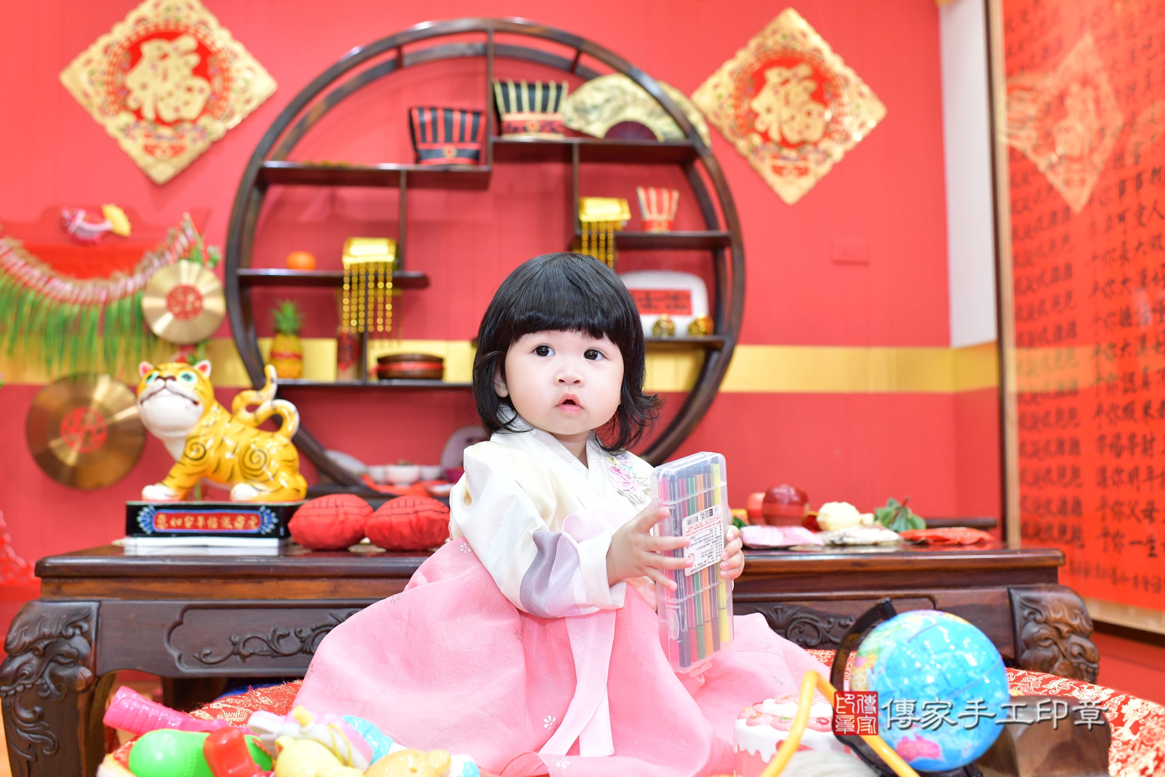 傳家手工印章桃園店、抓周、度脺、美式風會場、傳家嬰兒古禮、吉祥話、抓周道具物品24種、拍照。抓周證書。寶寶抓周、滿周歲、生日快樂、祝福 傳家手工印章桃園店、抓周、度脺、美式風會場、傳家嬰兒古禮、吉祥話、抓周道具物品24種、拍照。抓周證書。寶寶抓周、滿周歲、生日快樂、祝福
