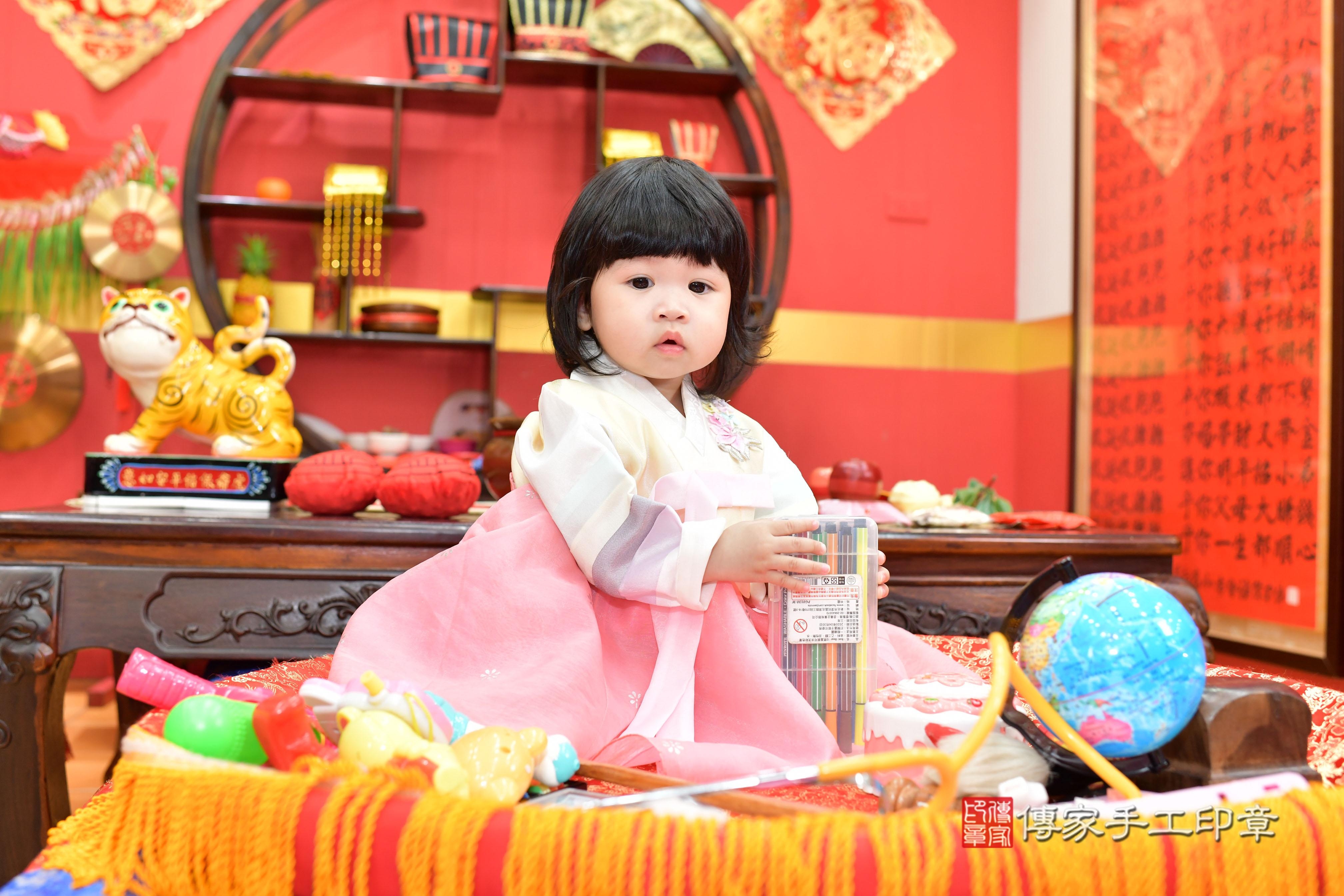 傳家手工印章桃園店、抓周、度脺、美式風會場、傳家嬰兒古禮、吉祥話、抓周道具物品24種、拍照。抓周證書。寶寶抓周、滿周歲、生日快樂、祝福 傳家手工印章桃園店、抓周、度脺、美式風會場、傳家嬰兒古禮、吉祥話、抓周道具物品24種、拍照。抓周證書。寶寶抓周、滿周歲、生日快樂、祝福