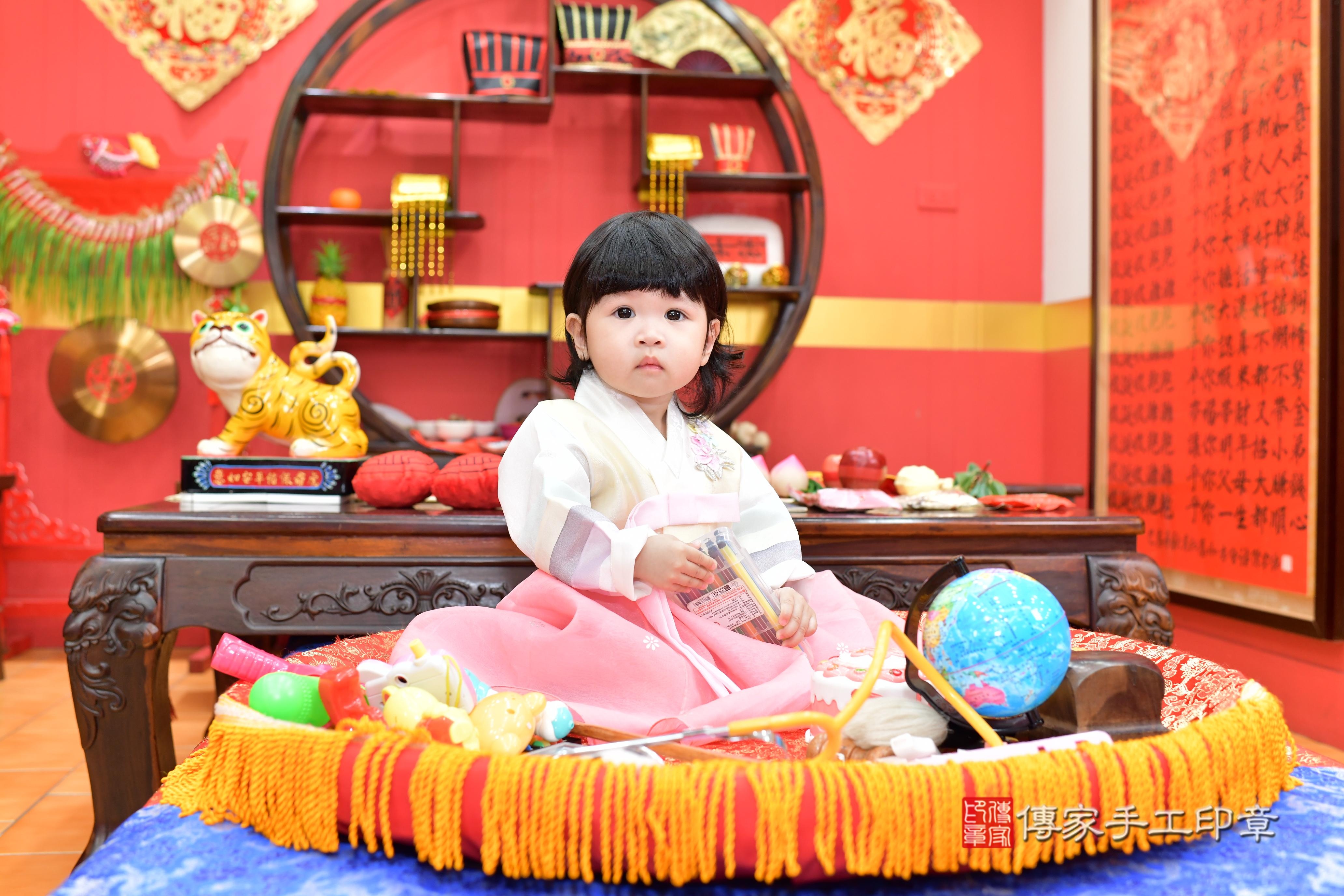 傳家手工印章桃園店、抓周、度脺、美式風會場、傳家嬰兒古禮、吉祥話、抓周道具物品24種、拍照。抓周證書。寶寶抓周、滿周歲、生日快樂、祝福 傳家手工印章桃園店、抓周、度脺、美式風會場、傳家嬰兒古禮、吉祥話、抓周道具物品24種、拍照。抓周證書。寶寶抓周、滿周歲、生日快樂、祝福