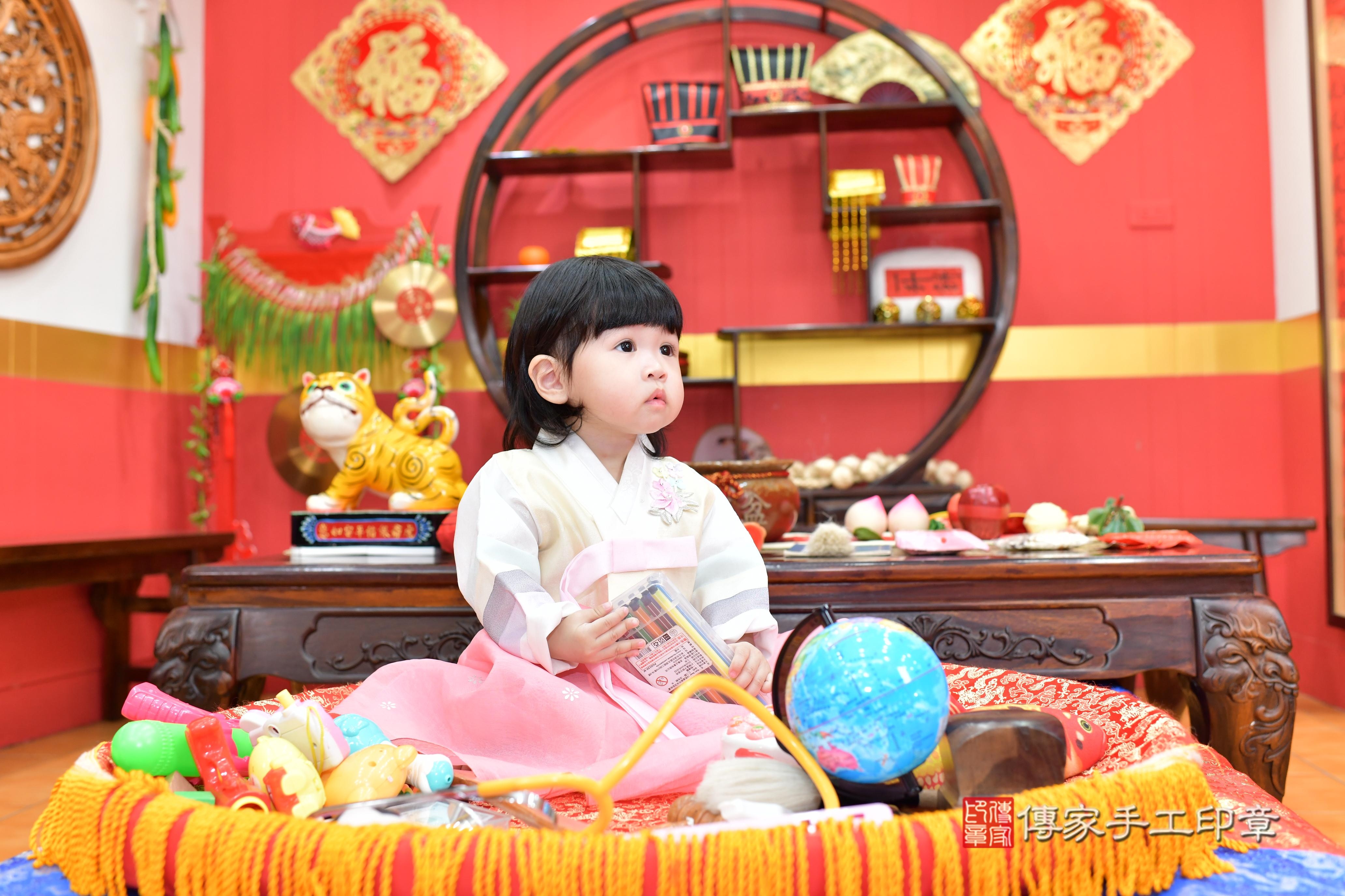 傳家手工印章桃園店、抓周、度脺、美式風會場、傳家嬰兒古禮、吉祥話、抓周道具物品24種、拍照。抓周證書。寶寶抓周、滿周歲、生日快樂、祝福 傳家手工印章桃園店、抓周、度脺、美式風會場、傳家嬰兒古禮、吉祥話、抓周道具物品24種、拍照。抓周證書。寶寶抓周、滿周歲、生日快樂、祝福