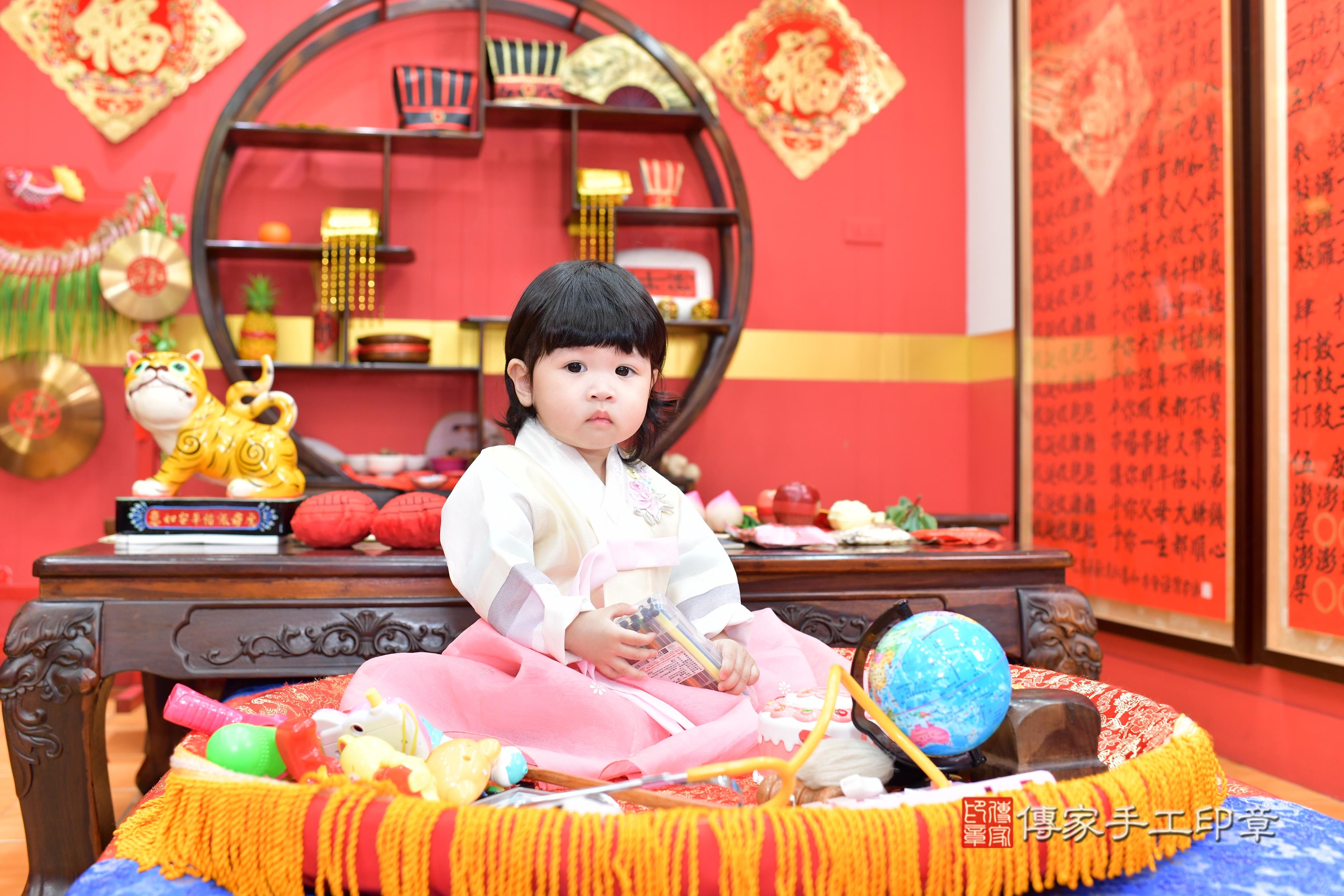 傳家手工印章桃園店、抓周、度脺、美式風會場、傳家嬰兒古禮、吉祥話、抓周道具物品24種、拍照。抓周證書。寶寶抓周、滿周歲、生日快樂、祝福 傳家手工印章桃園店、抓周、度脺、美式風會場、傳家嬰兒古禮、吉祥話、抓周道具物品24種、拍照。抓周證書。寶寶抓周、滿周歲、生日快樂、祝福