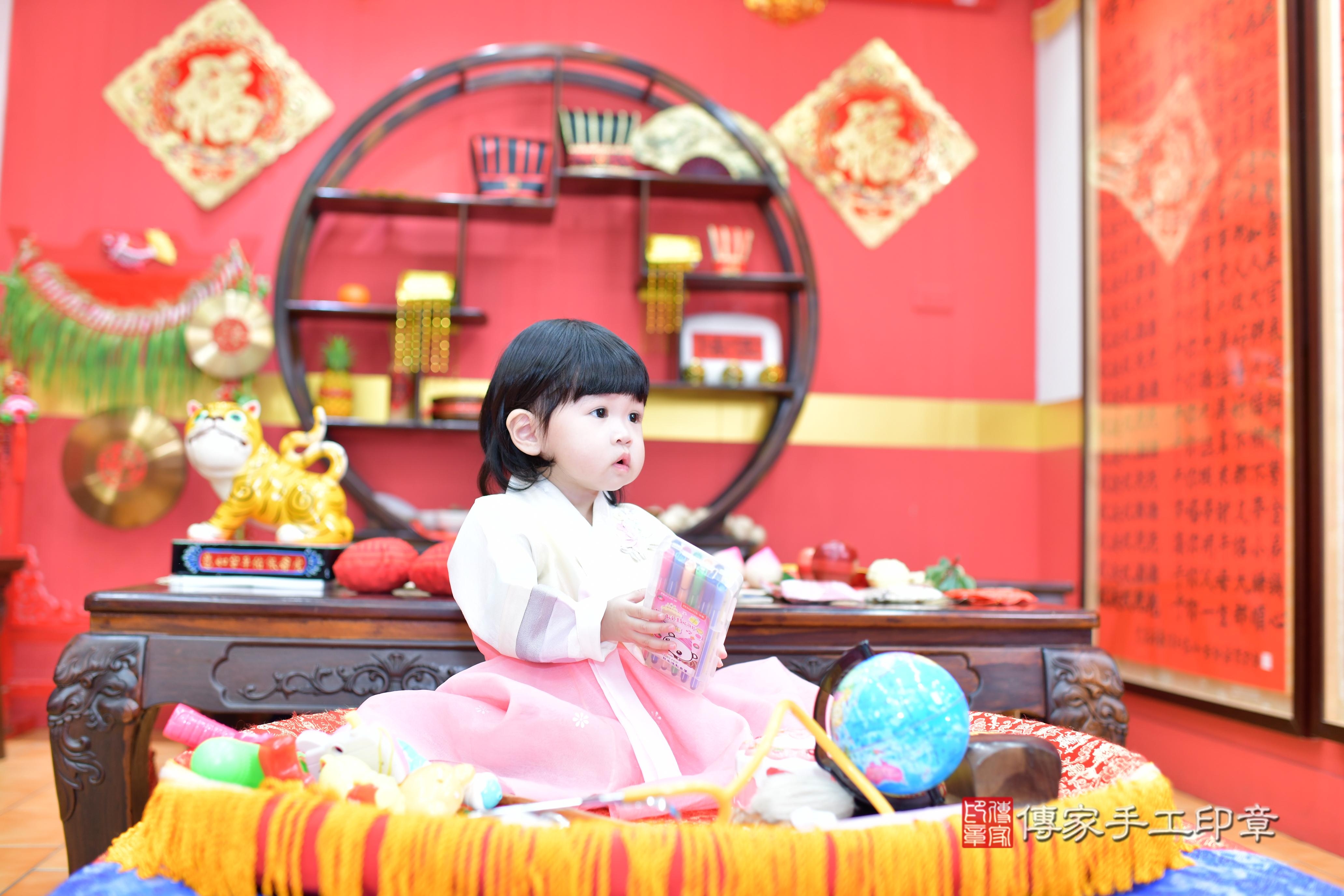 傳家手工印章桃園店、抓周、度脺、美式風會場、傳家嬰兒古禮、吉祥話、抓周道具物品24種、拍照。抓周證書。寶寶抓周、滿周歲、生日快樂、祝福 傳家手工印章桃園店、抓周、度脺、美式風會場、傳家嬰兒古禮、吉祥話、抓周道具物品24種、拍照。抓周證書。寶寶抓周、滿周歲、生日快樂、祝福