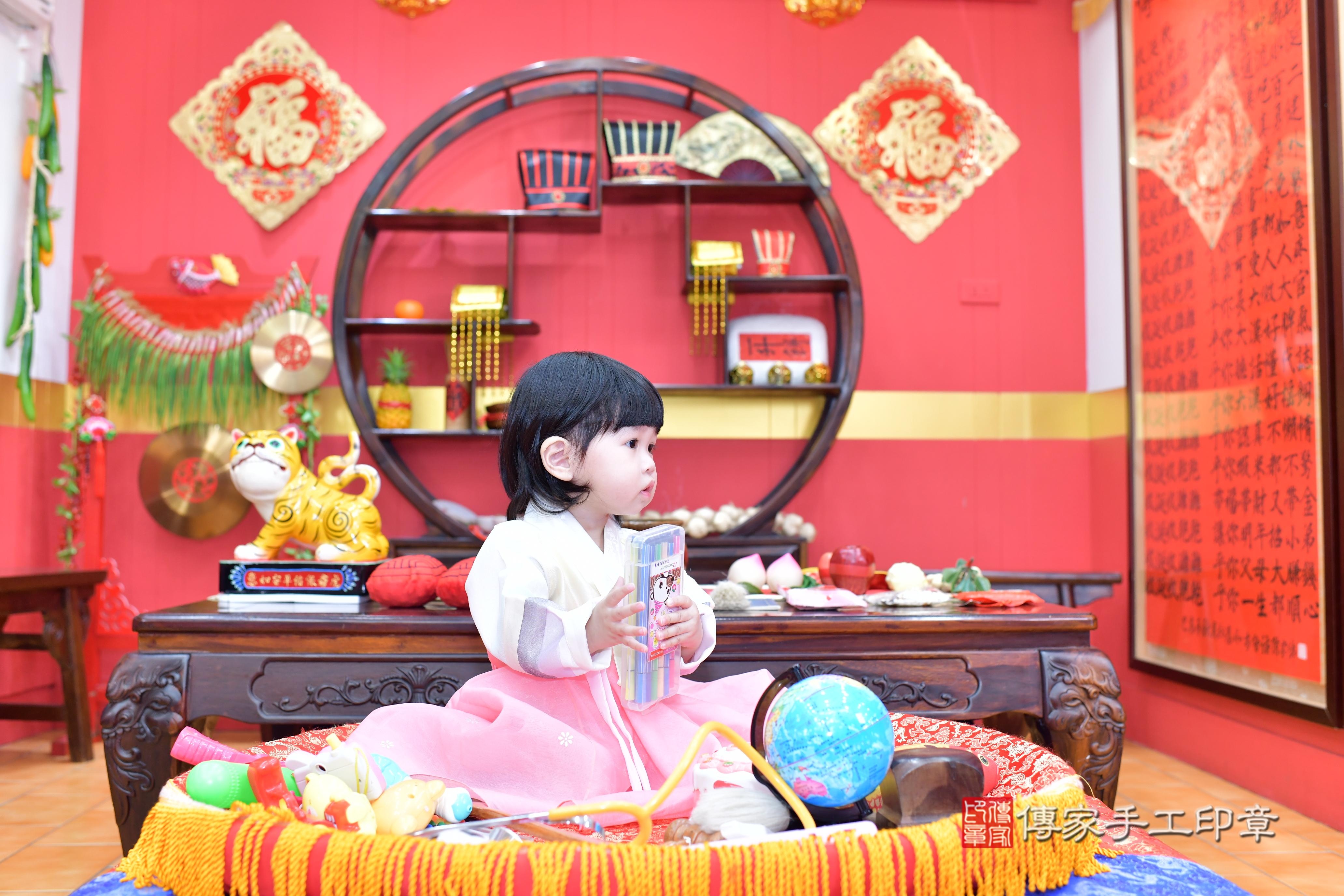 傳家手工印章桃園店、抓周、度脺、美式風會場、傳家嬰兒古禮、吉祥話、抓周道具物品24種、拍照。抓周證書。寶寶抓周、滿周歲、生日快樂、祝福 傳家手工印章桃園店、抓周、度脺、美式風會場、傳家嬰兒古禮、吉祥話、抓周道具物品24種、拍照。抓周證書。寶寶抓周、滿周歲、生日快樂、祝福
