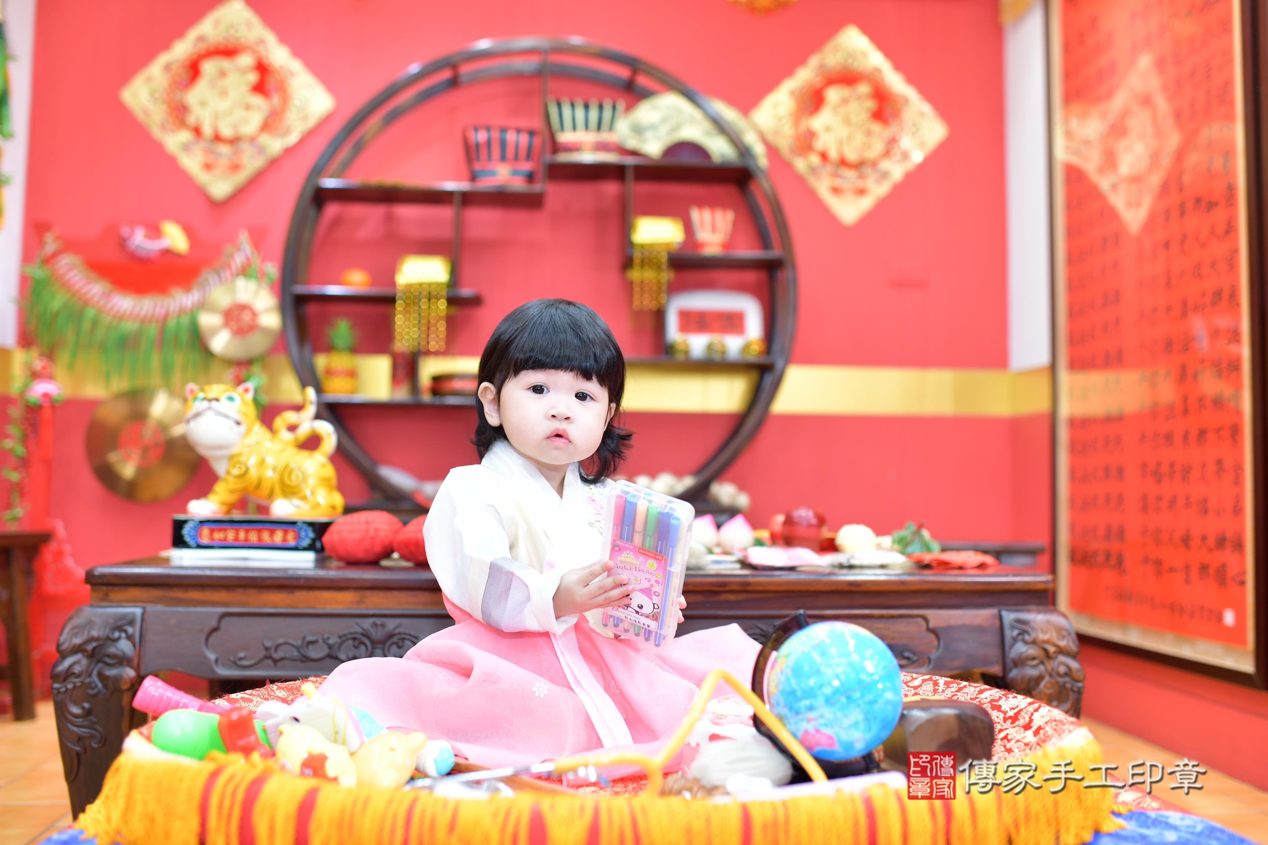 傳家手工印章桃園店、抓周、度脺、美式風會場、傳家嬰兒古禮、吉祥話、抓周道具物品24種、拍照。抓周證書。寶寶抓周、滿周歲、生日快樂、祝福 傳家手工印章桃園店、抓周、度脺、美式風會場、傳家嬰兒古禮、吉祥話、抓周道具物品24種、拍照。抓周證書。寶寶抓周、滿周歲、生日快樂、祝福