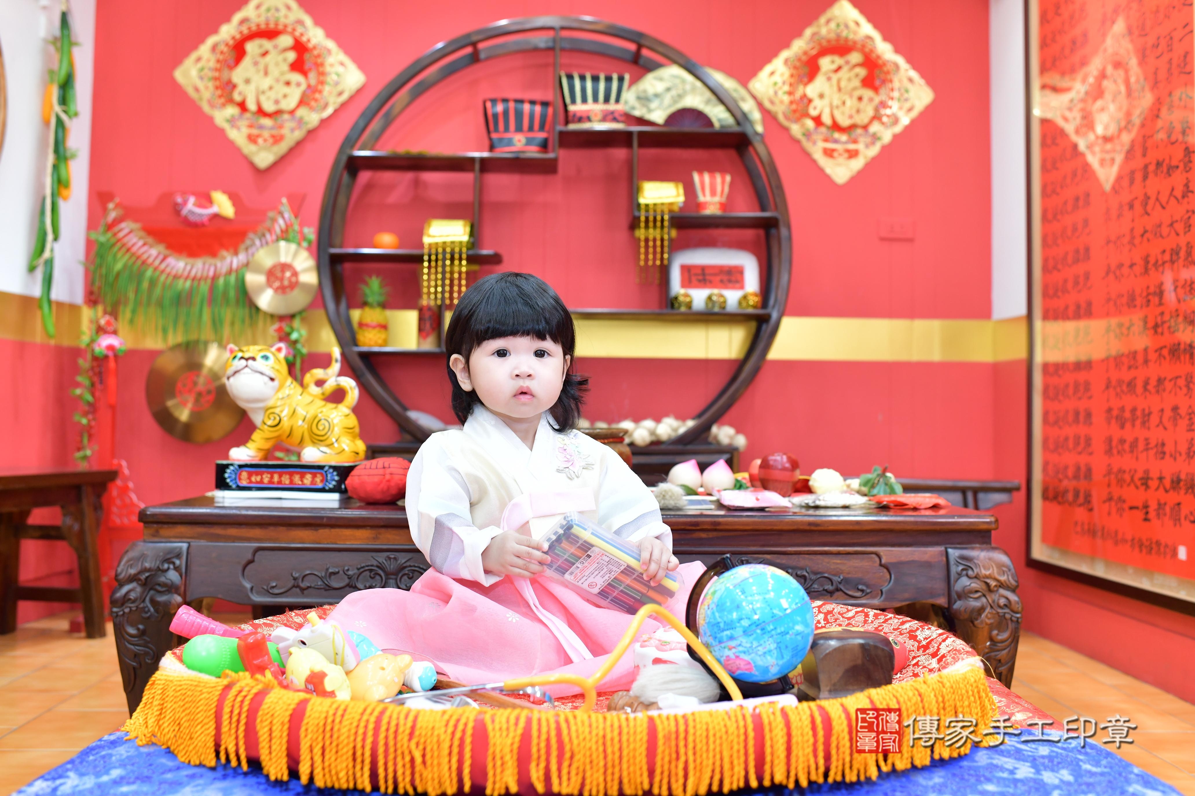 傳家手工印章桃園店、抓周、度脺、美式風會場、傳家嬰兒古禮、吉祥話、抓周道具物品24種、拍照。抓周證書。寶寶抓周、滿周歲、生日快樂、祝福 傳家手工印章桃園店、抓周、度脺、美式風會場、傳家嬰兒古禮、吉祥話、抓周道具物品24種、拍照。抓周證書。寶寶抓周、滿周歲、生日快樂、祝福