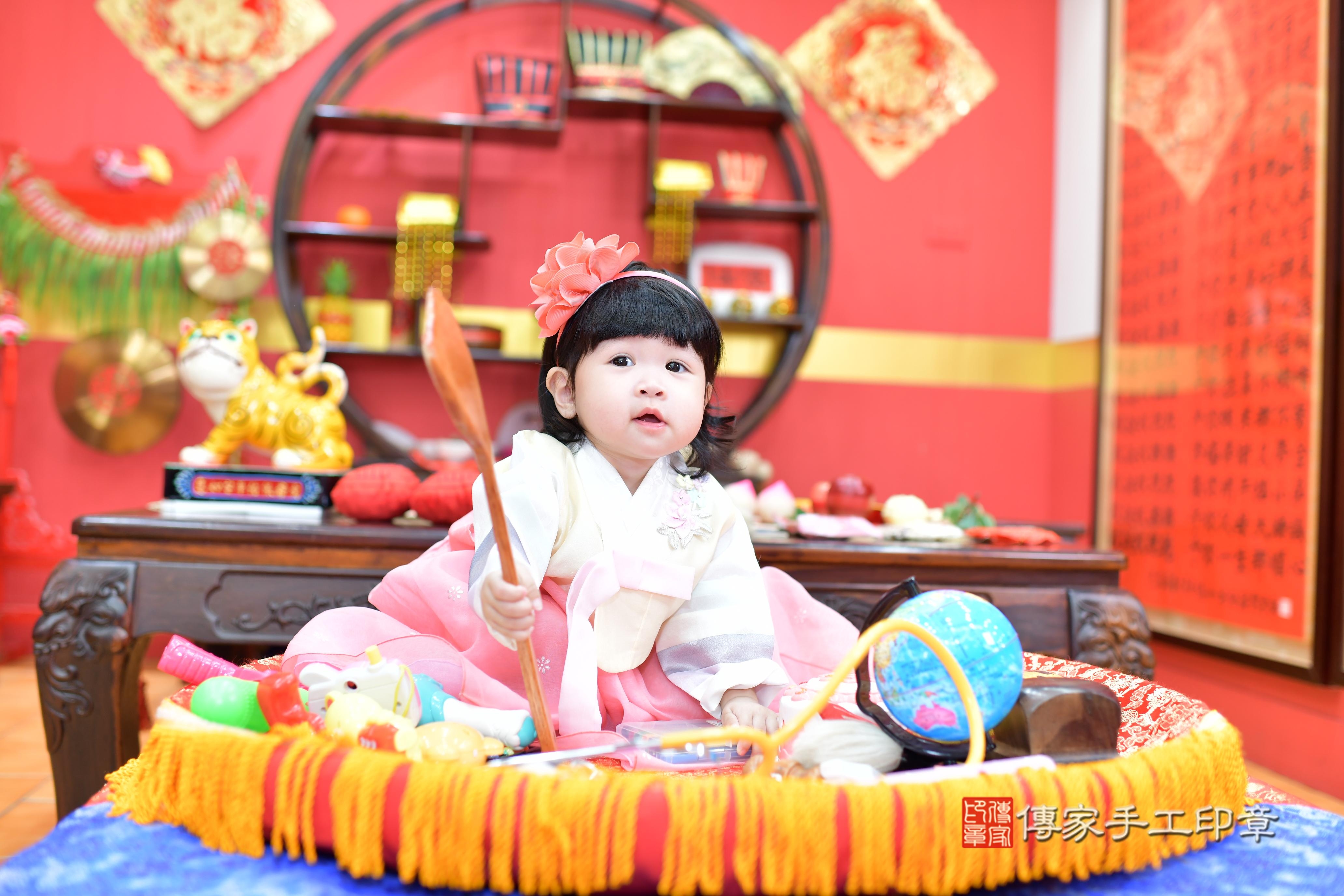 傳家手工印章桃園店、抓周、度脺、美式風會場、傳家嬰兒古禮、吉祥話、抓周道具物品24種、拍照。抓周證書。寶寶抓周、滿周歲、生日快樂、祝福 傳家手工印章桃園店、抓周、度脺、美式風會場、傳家嬰兒古禮、吉祥話、抓周道具物品24種、拍照。抓周證書。寶寶抓周、滿周歲、生日快樂、祝福