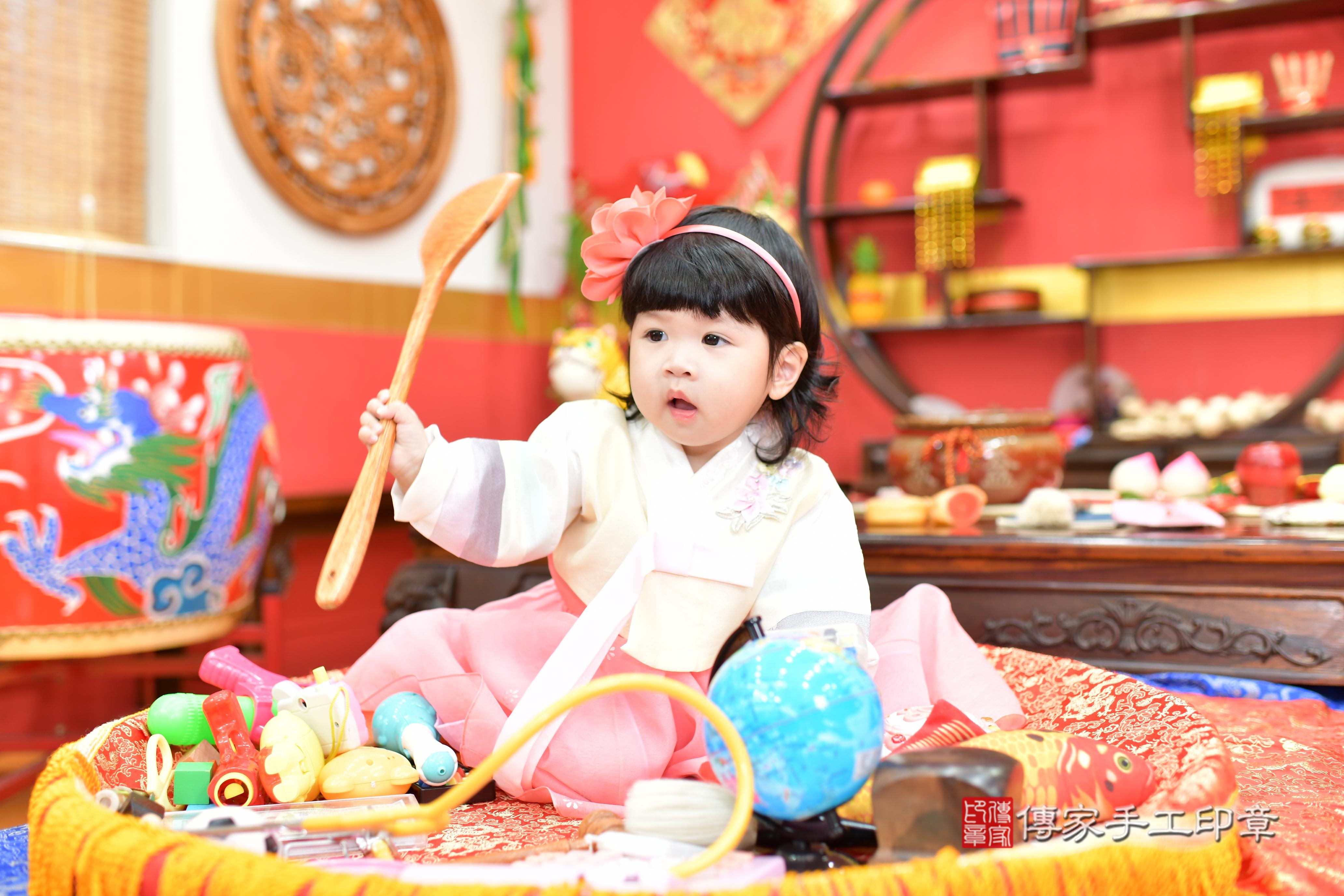 傳家手工印章桃園店、抓周、度脺、美式風會場、傳家嬰兒古禮、吉祥話、抓周道具物品24種、拍照。抓周證書。寶寶抓周、滿周歲、生日快樂、祝福 傳家手工印章桃園店、抓周、度脺、美式風會場、傳家嬰兒古禮、吉祥話、抓周道具物品24種、拍照。抓周證書。寶寶抓周、滿周歲、生日快樂、祝福