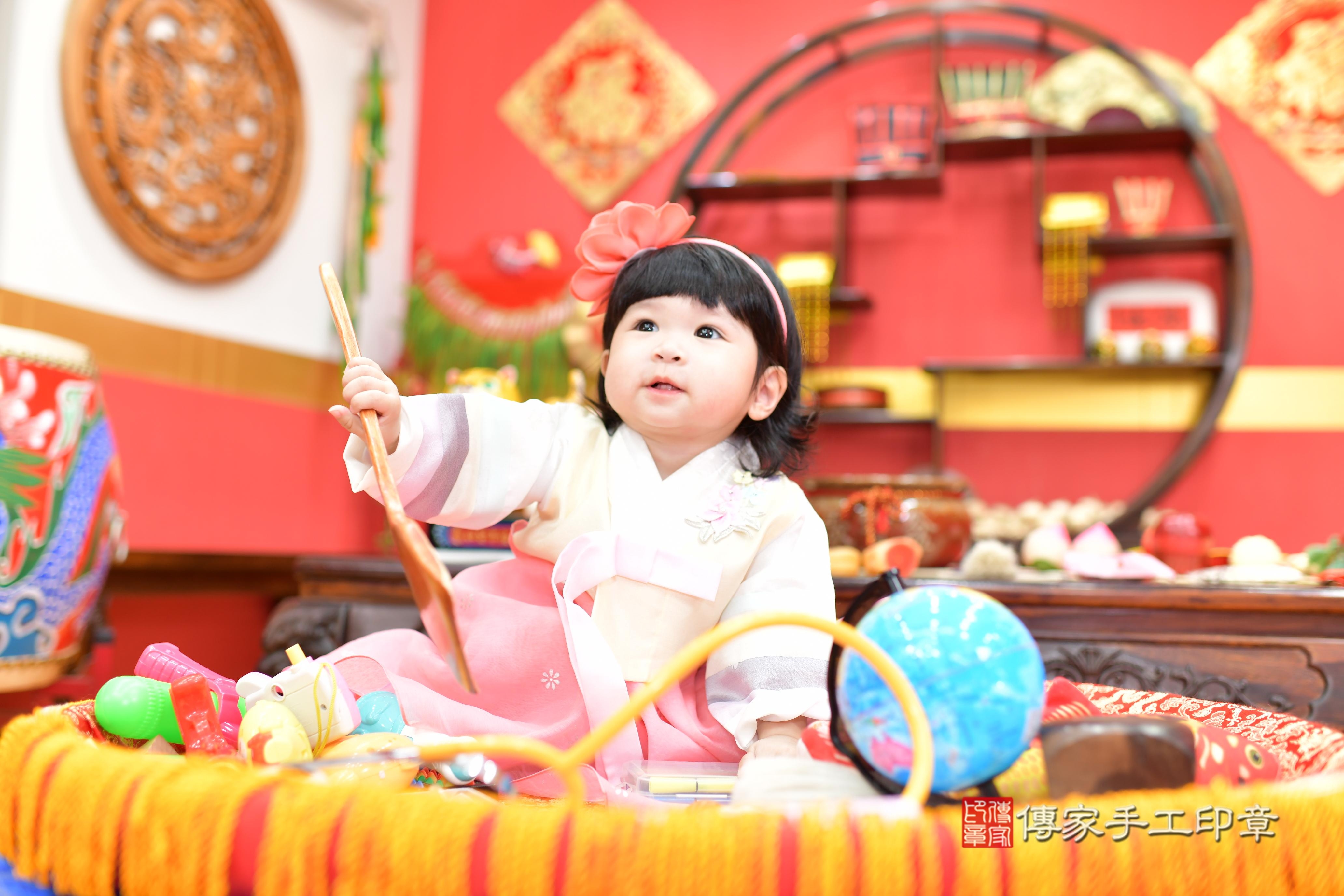 傳家手工印章桃園店、抓周、度脺、美式風會場、傳家嬰兒古禮、吉祥話、抓周道具物品24種、拍照。抓周證書。寶寶抓周、滿周歲、生日快樂、祝福 傳家手工印章桃園店、抓周、度脺、美式風會場、傳家嬰兒古禮、吉祥話、抓周道具物品24種、拍照。抓周證書。寶寶抓周、滿周歲、生日快樂、祝福