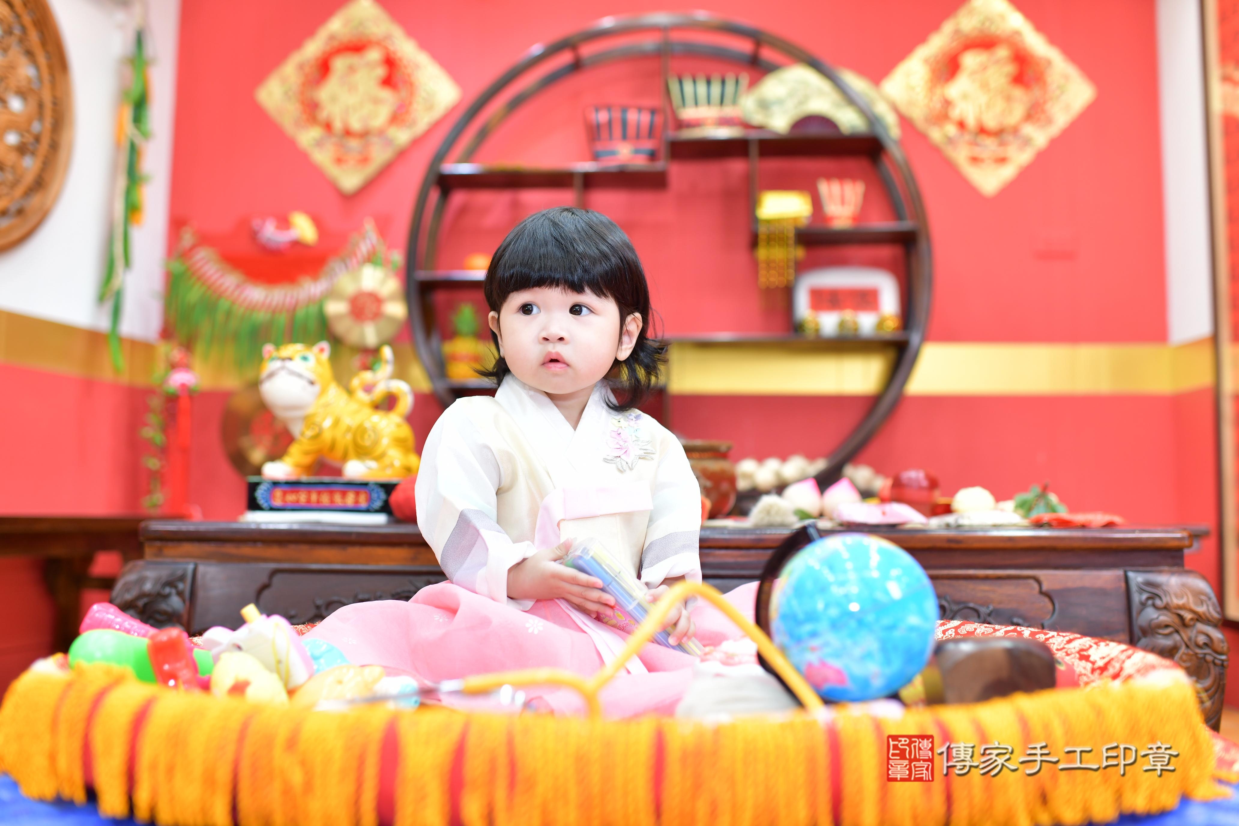 傳家手工印章桃園店、抓周、度脺、美式風會場、傳家嬰兒古禮、吉祥話、抓周道具物品24種、拍照。抓周證書。寶寶抓周、滿周歲、生日快樂、祝福 傳家手工印章桃園店、抓周、度脺、美式風會場、傳家嬰兒古禮、吉祥話、抓周道具物品24種、拍照。抓周證書。寶寶抓周、滿周歲、生日快樂、祝福