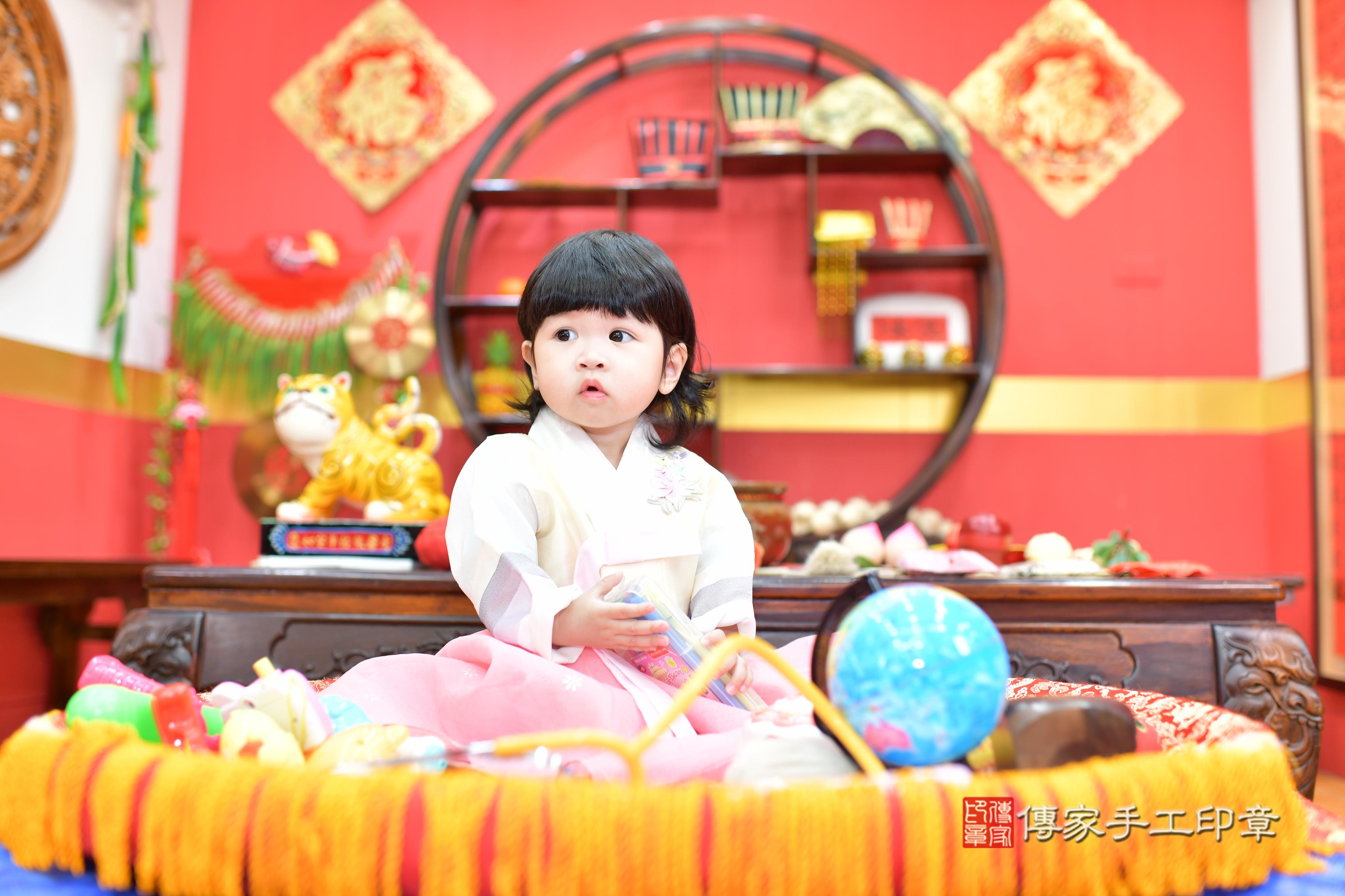 傳家手工印章桃園店、抓周、度脺、美式風會場、傳家嬰兒古禮、吉祥話、抓周道具物品24種、拍照。抓周證書。寶寶抓周、滿周歲、生日快樂、祝福 傳家手工印章桃園店、抓周、度脺、美式風會場、傳家嬰兒古禮、吉祥話、抓周道具物品24種、拍照。抓周證書。寶寶抓周、滿周歲、生日快樂、祝福