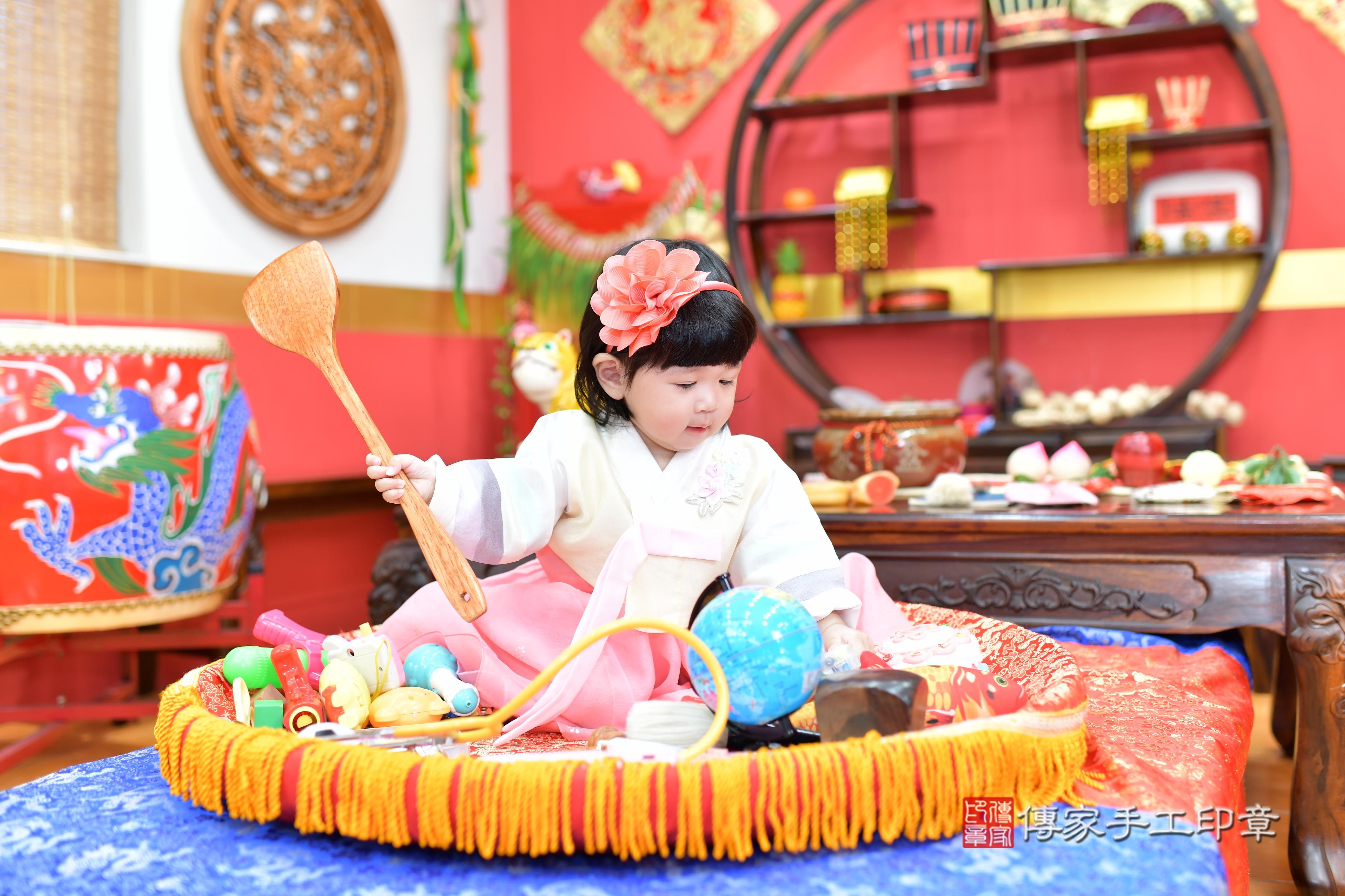 傳家手工印章桃園店、抓周、度脺、美式風會場、傳家嬰兒古禮、吉祥話、抓周道具物品24種、拍照。抓周證書。寶寶抓周、滿周歲、生日快樂、祝福 傳家手工印章桃園店、抓周、度脺、美式風會場、傳家嬰兒古禮、吉祥話、抓周道具物品24種、拍照。抓周證書。寶寶抓周、滿周歲、生日快樂、祝福