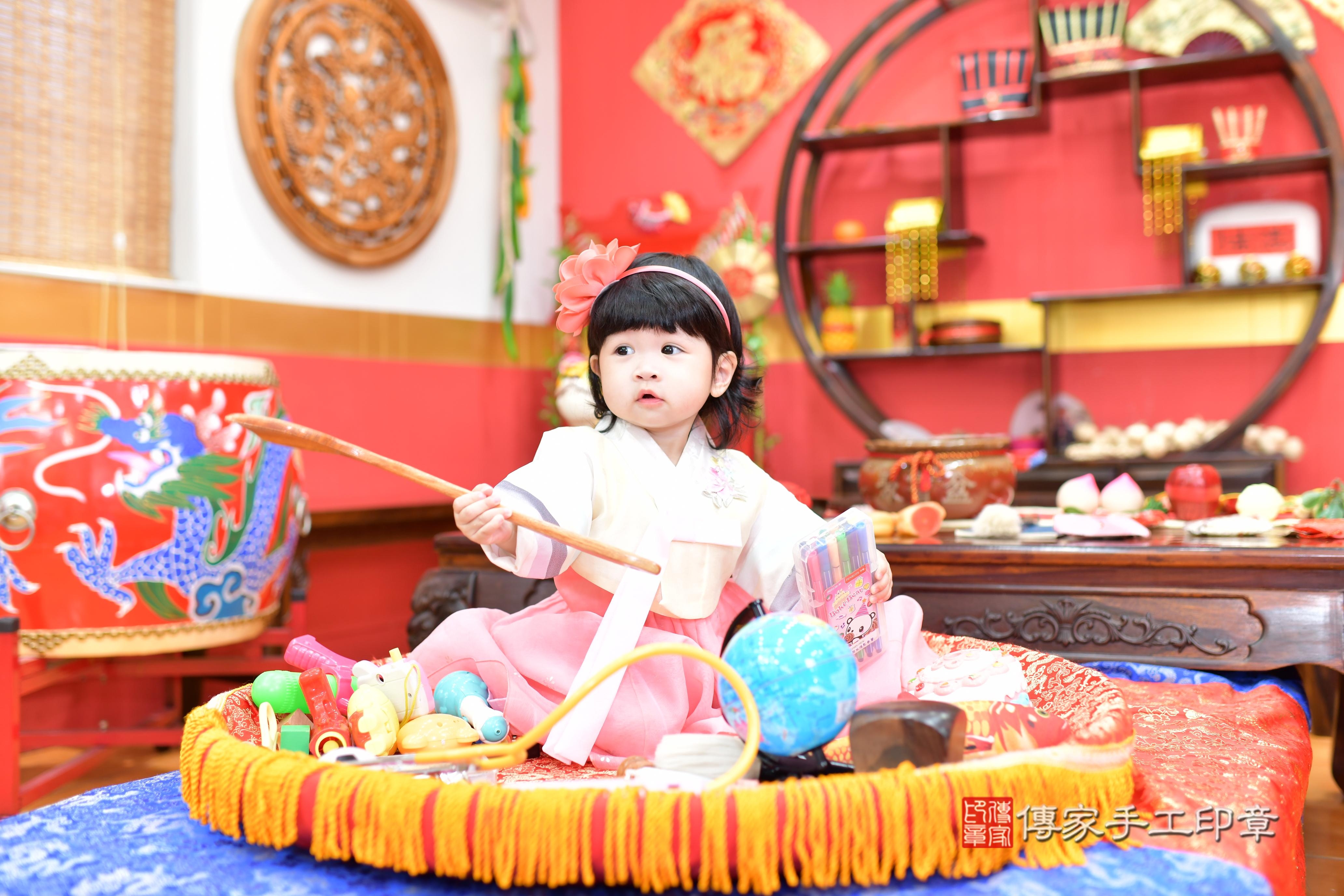 傳家手工印章桃園店、抓周、度脺、美式風會場、傳家嬰兒古禮、吉祥話、抓周道具物品24種、拍照。抓周證書。寶寶抓周、滿周歲、生日快樂、祝福 傳家手工印章桃園店、抓周、度脺、美式風會場、傳家嬰兒古禮、吉祥話、抓周道具物品24種、拍照。抓周證書。寶寶抓周、滿周歲、生日快樂、祝福