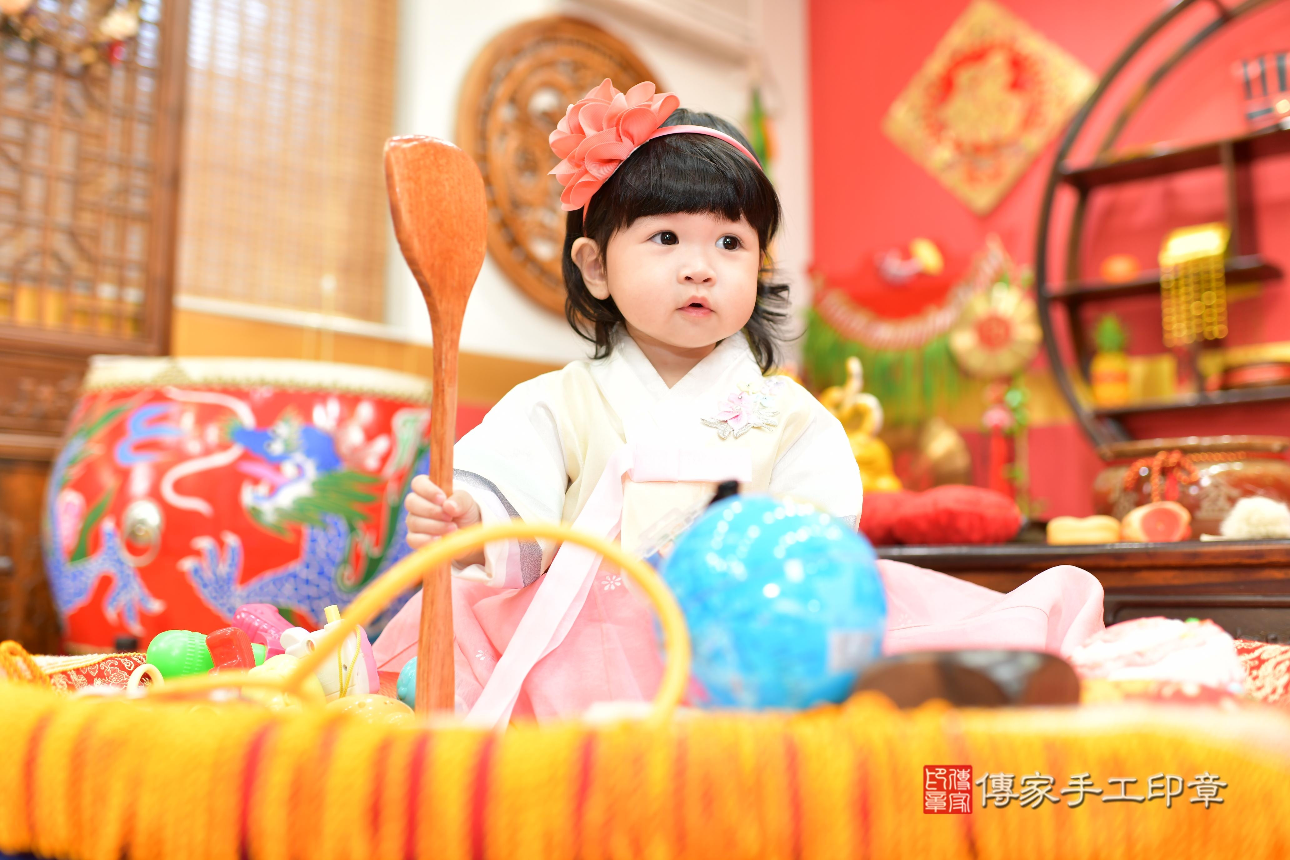 傳家手工印章桃園店、抓周、度脺、美式風會場、傳家嬰兒古禮、吉祥話、抓周道具物品24種、拍照。抓周證書。寶寶抓周、滿周歲、生日快樂、祝福 傳家手工印章桃園店、抓周、度脺、美式風會場、傳家嬰兒古禮、吉祥話、抓周道具物品24種、拍照。抓周證書。寶寶抓周、滿周歲、生日快樂、祝福