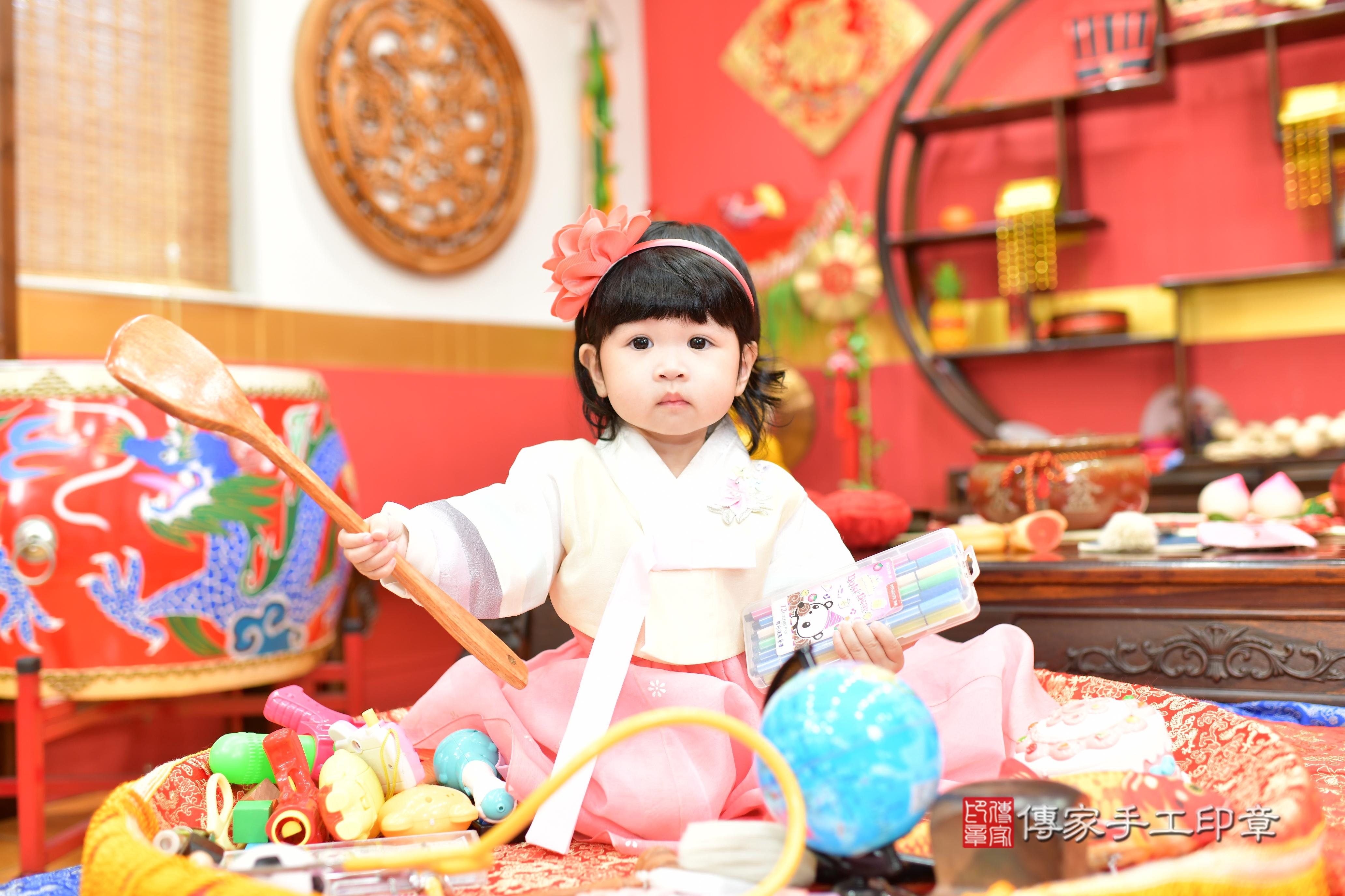 傳家手工印章桃園店、抓周、度脺、美式風會場、傳家嬰兒古禮、吉祥話、抓周道具物品24種、拍照。抓周證書。寶寶抓周、滿周歲、生日快樂、祝福 傳家手工印章桃園店、抓周、度脺、美式風會場、傳家嬰兒古禮、吉祥話、抓周道具物品24種、拍照。抓周證書。寶寶抓周、滿周歲、生日快樂、祝福