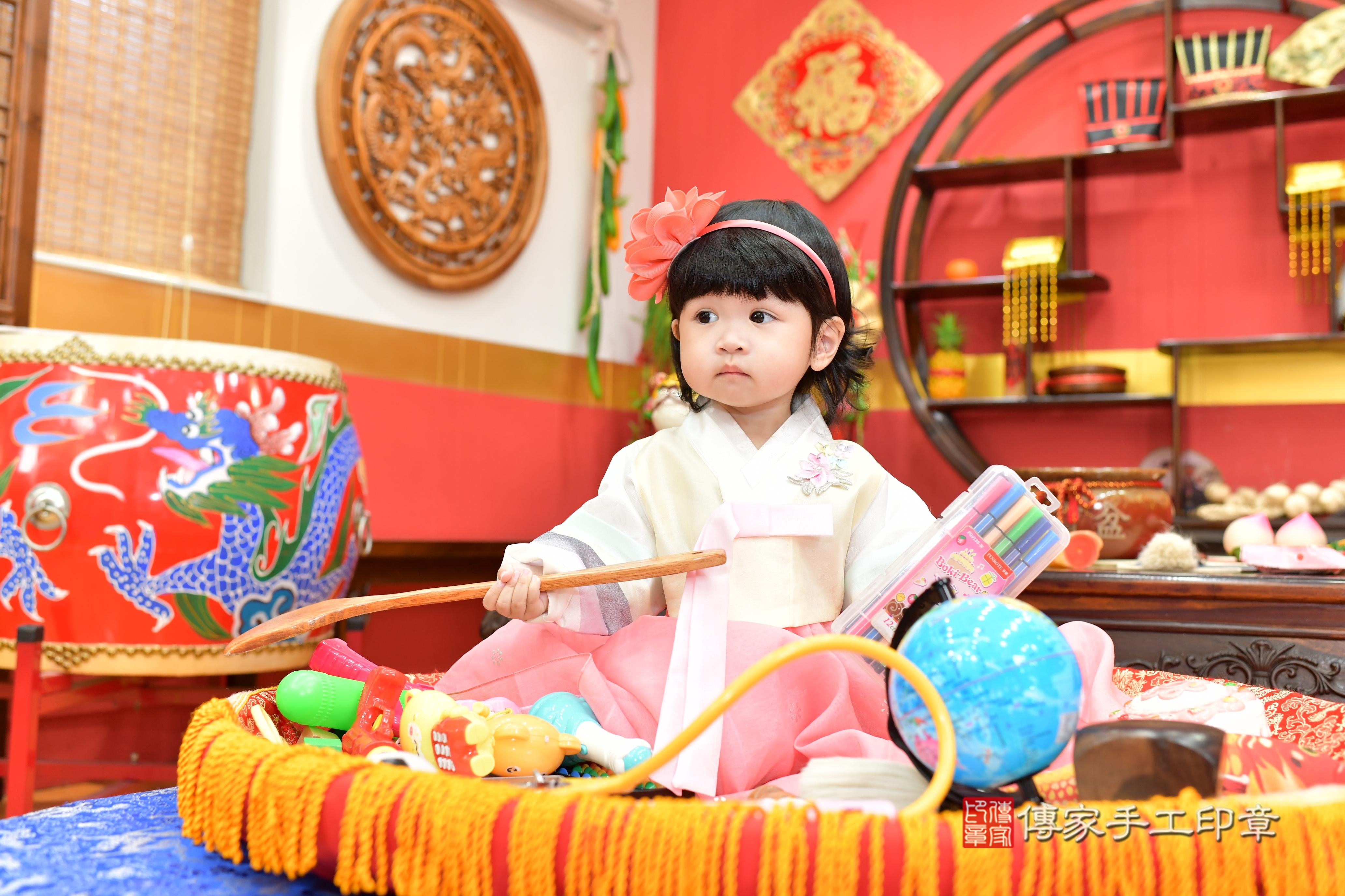 傳家手工印章桃園店、抓周、度脺、美式風會場、傳家嬰兒古禮、吉祥話、抓周道具物品24種、拍照。抓周證書。寶寶抓周、滿周歲、生日快樂、祝福 傳家手工印章桃園店、抓周、度脺、美式風會場、傳家嬰兒古禮、吉祥話、抓周道具物品24種、拍照。抓周證書。寶寶抓周、滿周歲、生日快樂、祝福