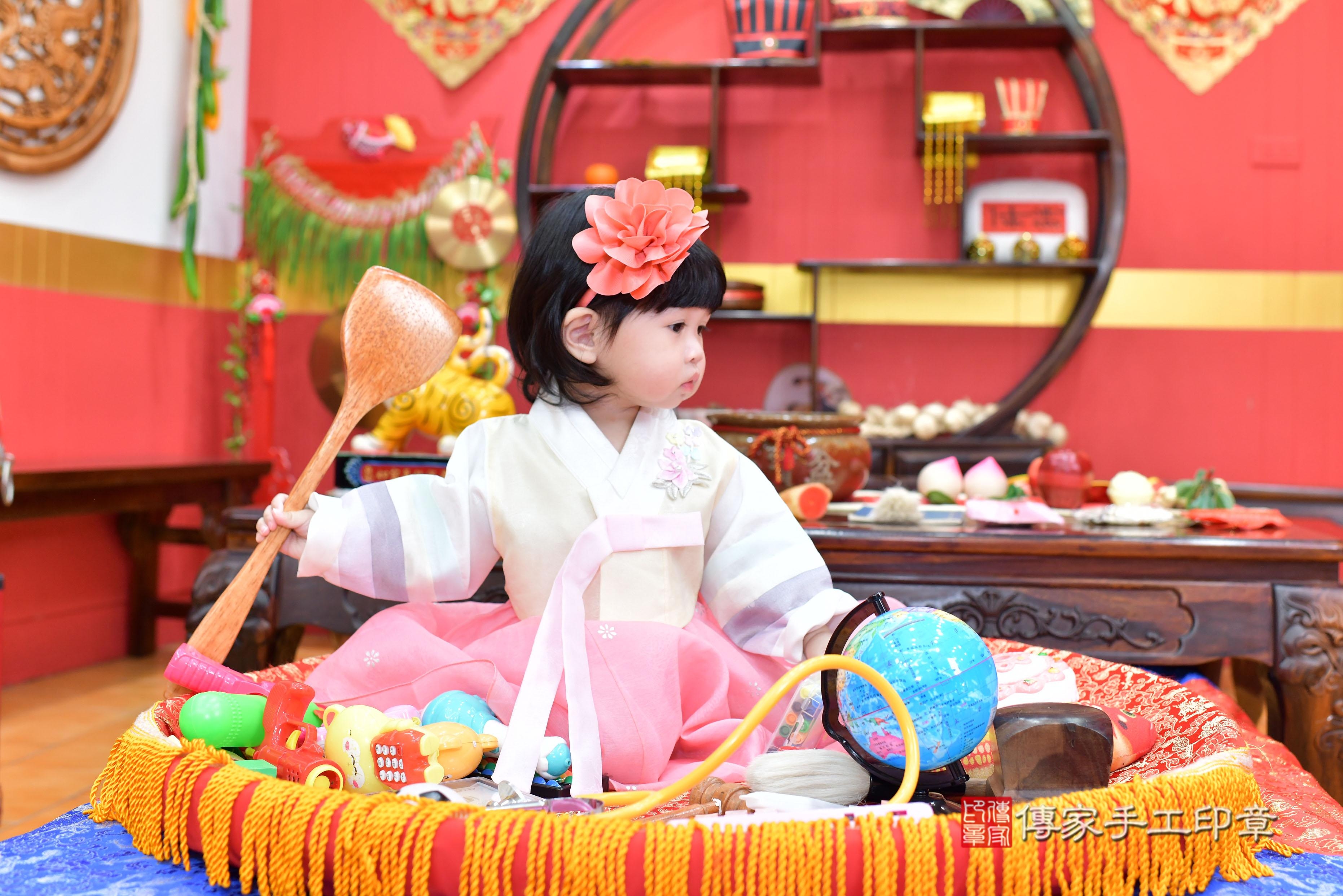 傳家手工印章桃園店、抓周、度脺、美式風會場、傳家嬰兒古禮、吉祥話、抓周道具物品24種、拍照。抓周證書。寶寶抓周、滿周歲、生日快樂、祝福 傳家手工印章桃園店、抓周、度脺、美式風會場、傳家嬰兒古禮、吉祥話、抓周道具物品24種、拍照。抓周證書。寶寶抓周、滿周歲、生日快樂、祝福