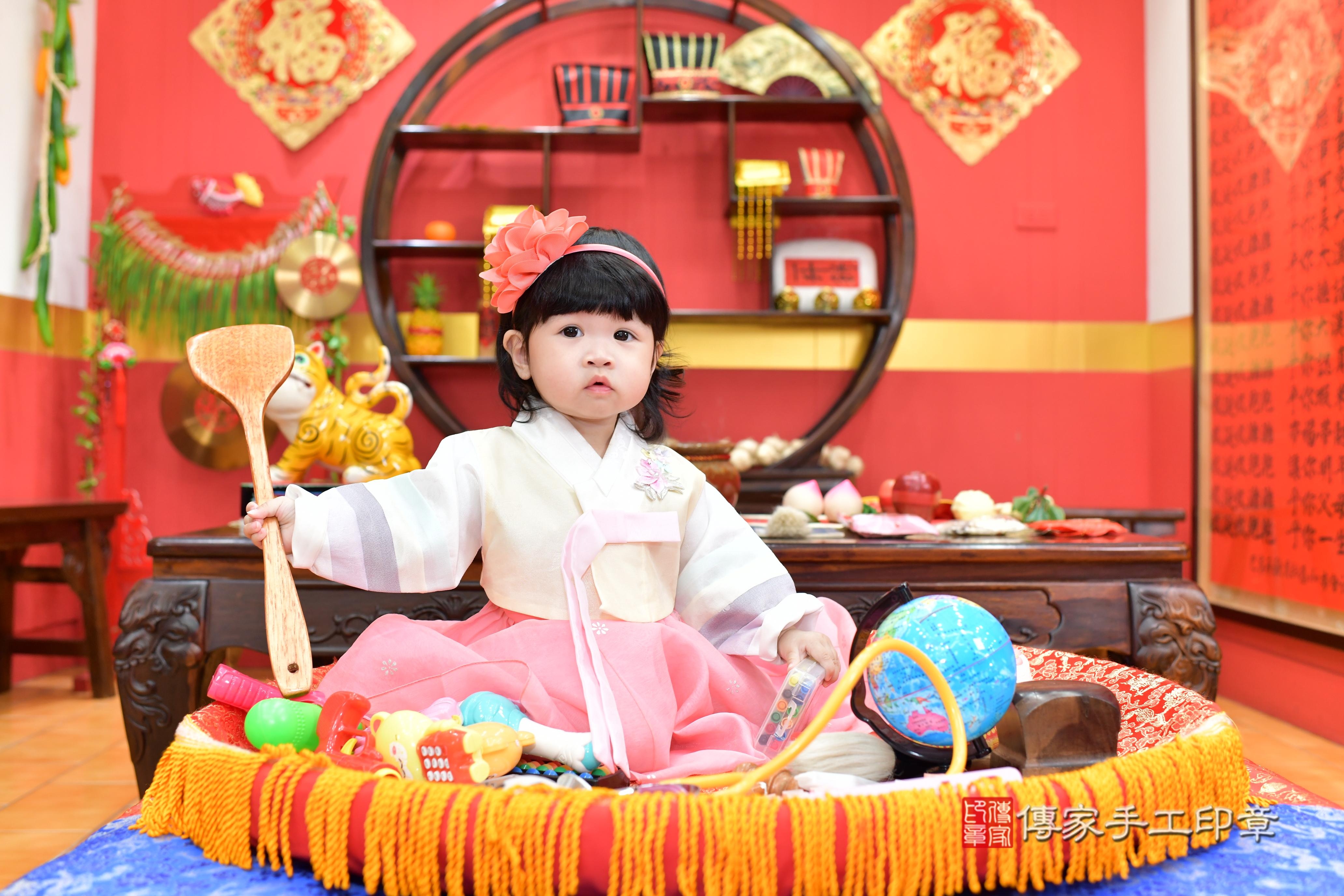 傳家手工印章桃園店、抓周、度脺、美式風會場、傳家嬰兒古禮、吉祥話、抓周道具物品24種、拍照。抓周證書。寶寶抓周、滿周歲、生日快樂、祝福 傳家手工印章桃園店、抓周、度脺、美式風會場、傳家嬰兒古禮、吉祥話、抓周道具物品24種、拍照。抓周證書。寶寶抓周、滿周歲、生日快樂、祝福