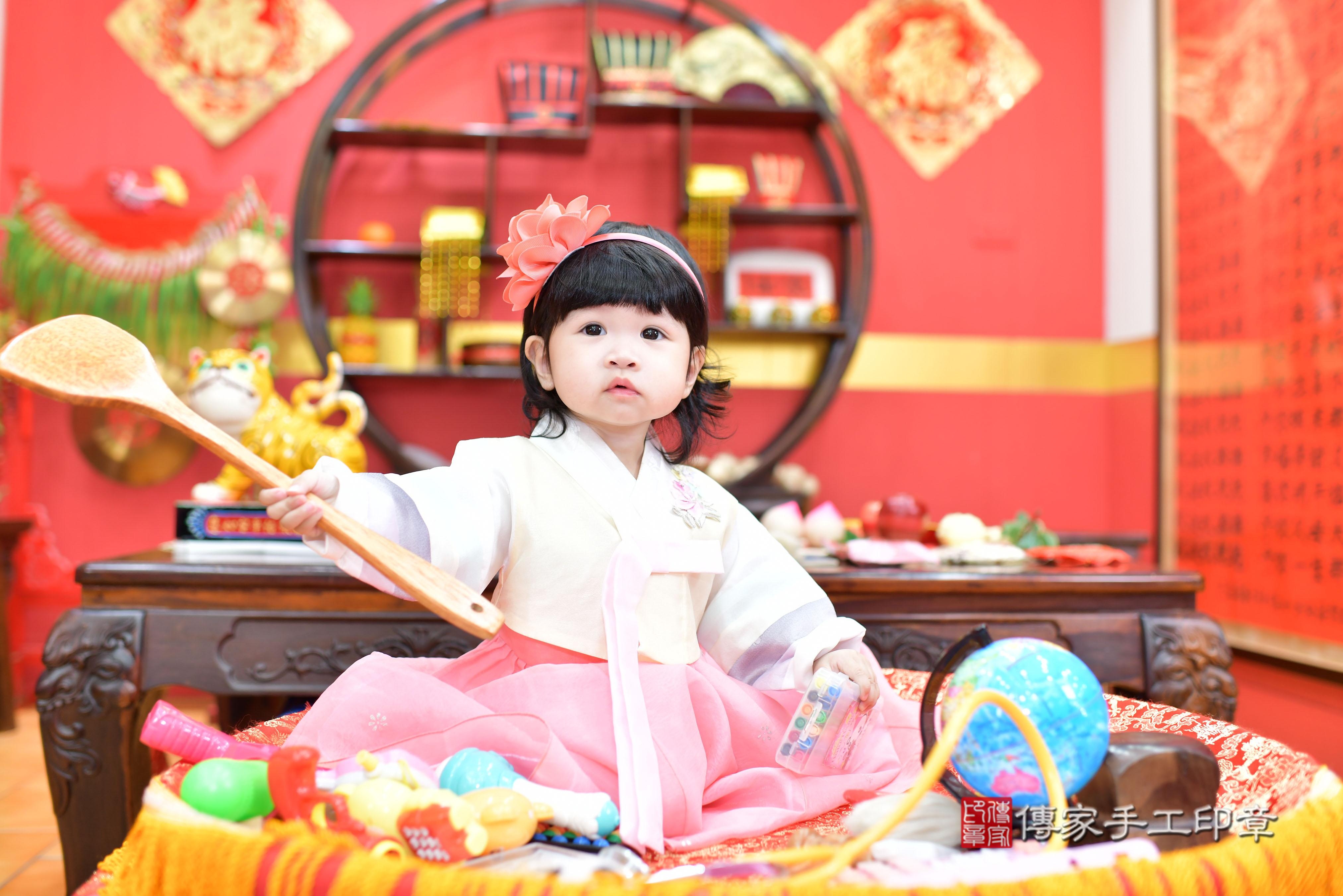 傳家手工印章桃園店、抓周、度脺、美式風會場、傳家嬰兒古禮、吉祥話、抓周道具物品24種、拍照。抓周證書。寶寶抓周、滿周歲、生日快樂、祝福 傳家手工印章桃園店、抓周、度脺、美式風會場、傳家嬰兒古禮、吉祥話、抓周道具物品24種、拍照。抓周證書。寶寶抓周、滿周歲、生日快樂、祝福