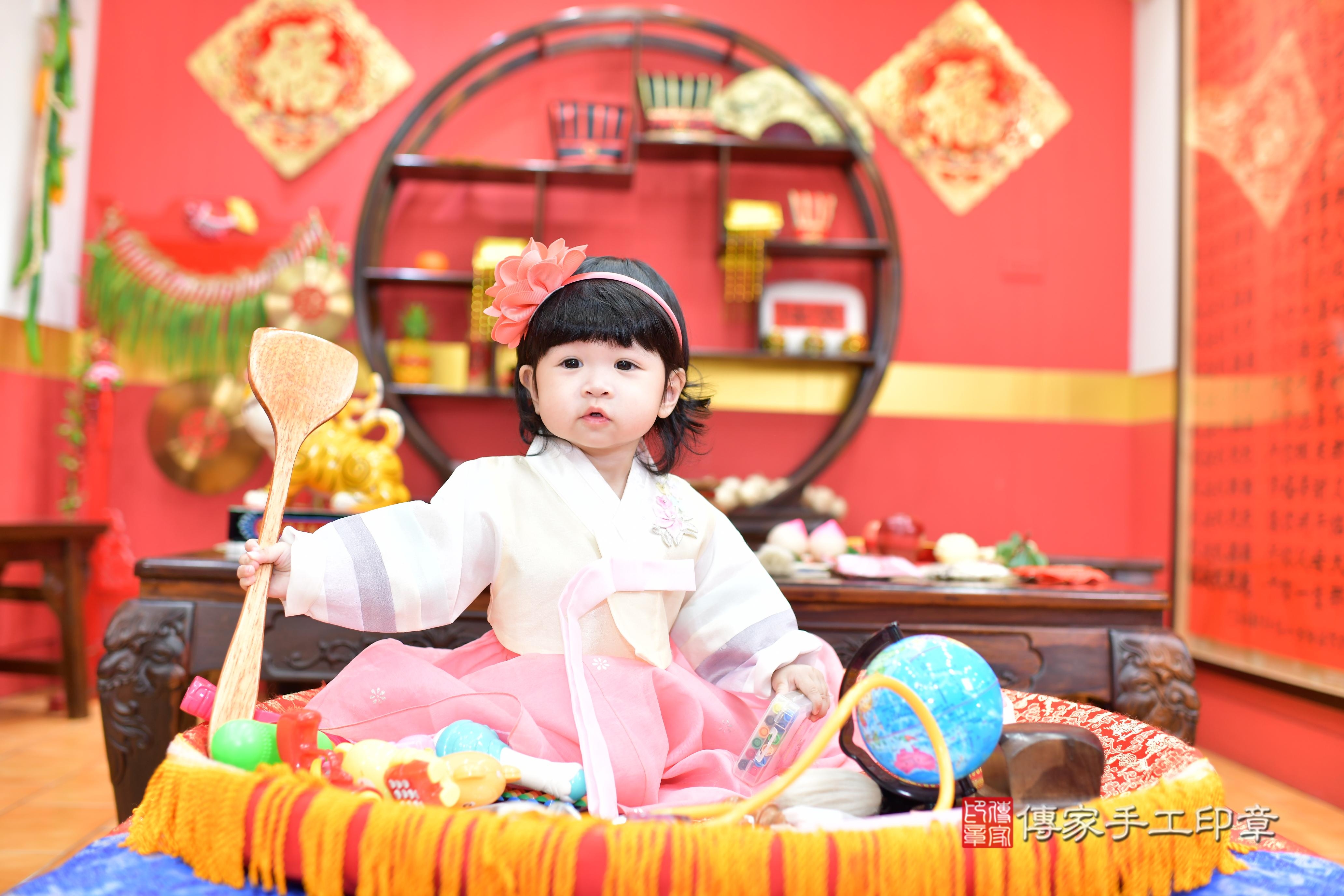 傳家手工印章桃園店、抓周、度脺、美式風會場、傳家嬰兒古禮、吉祥話、抓周道具物品24種、拍照。抓周證書。寶寶抓周、滿周歲、生日快樂、祝福 傳家手工印章桃園店、抓周、度脺、美式風會場、傳家嬰兒古禮、吉祥話、抓周道具物品24種、拍照。抓周證書。寶寶抓周、滿周歲、生日快樂、祝福