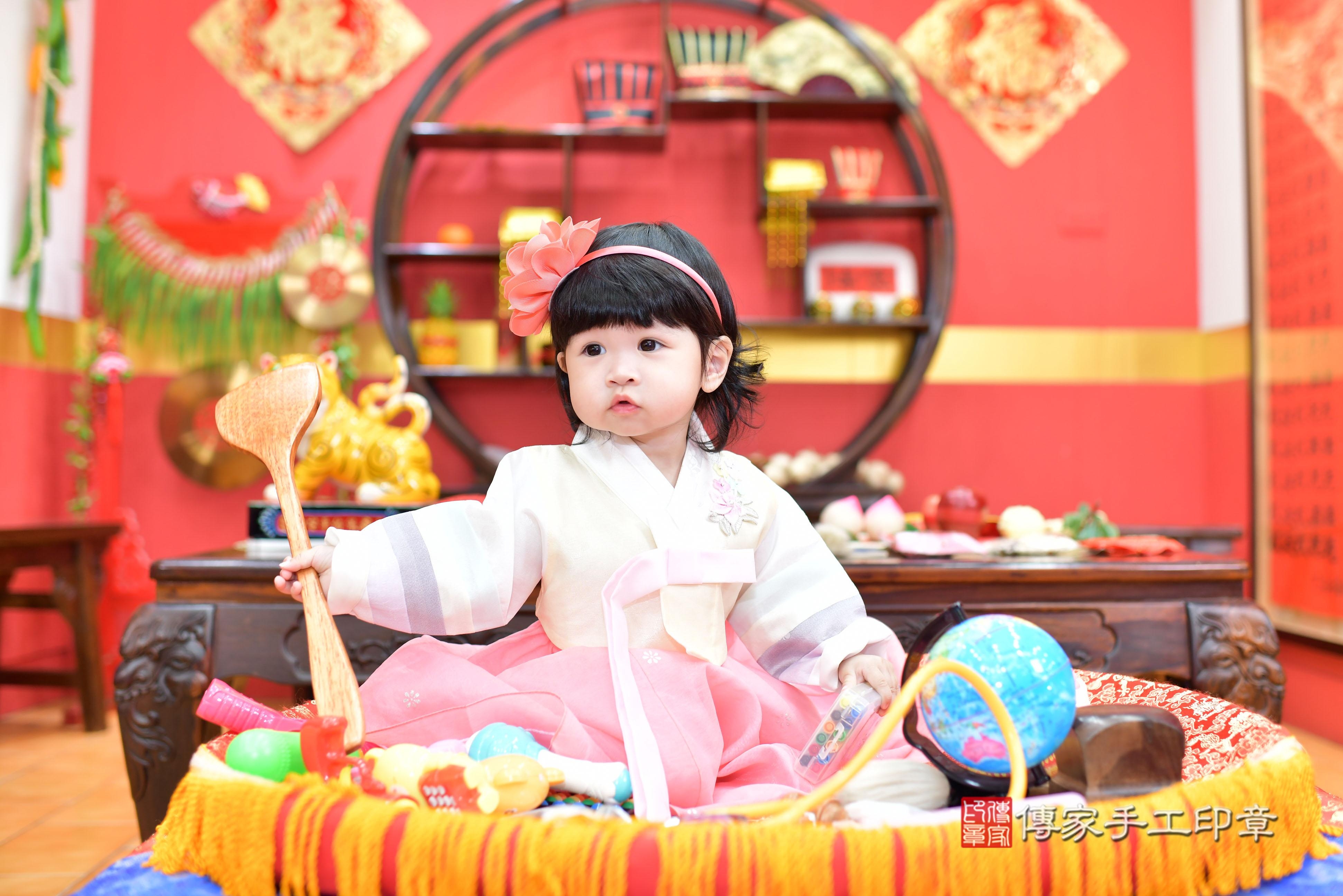 傳家手工印章桃園店、抓周、度脺、美式風會場、傳家嬰兒古禮、吉祥話、抓周道具物品24種、拍照。抓周證書。寶寶抓周、滿周歲、生日快樂、祝福 傳家手工印章桃園店、抓周、度脺、美式風會場、傳家嬰兒古禮、吉祥話、抓周道具物品24種、拍照。抓周證書。寶寶抓周、滿周歲、生日快樂、祝福