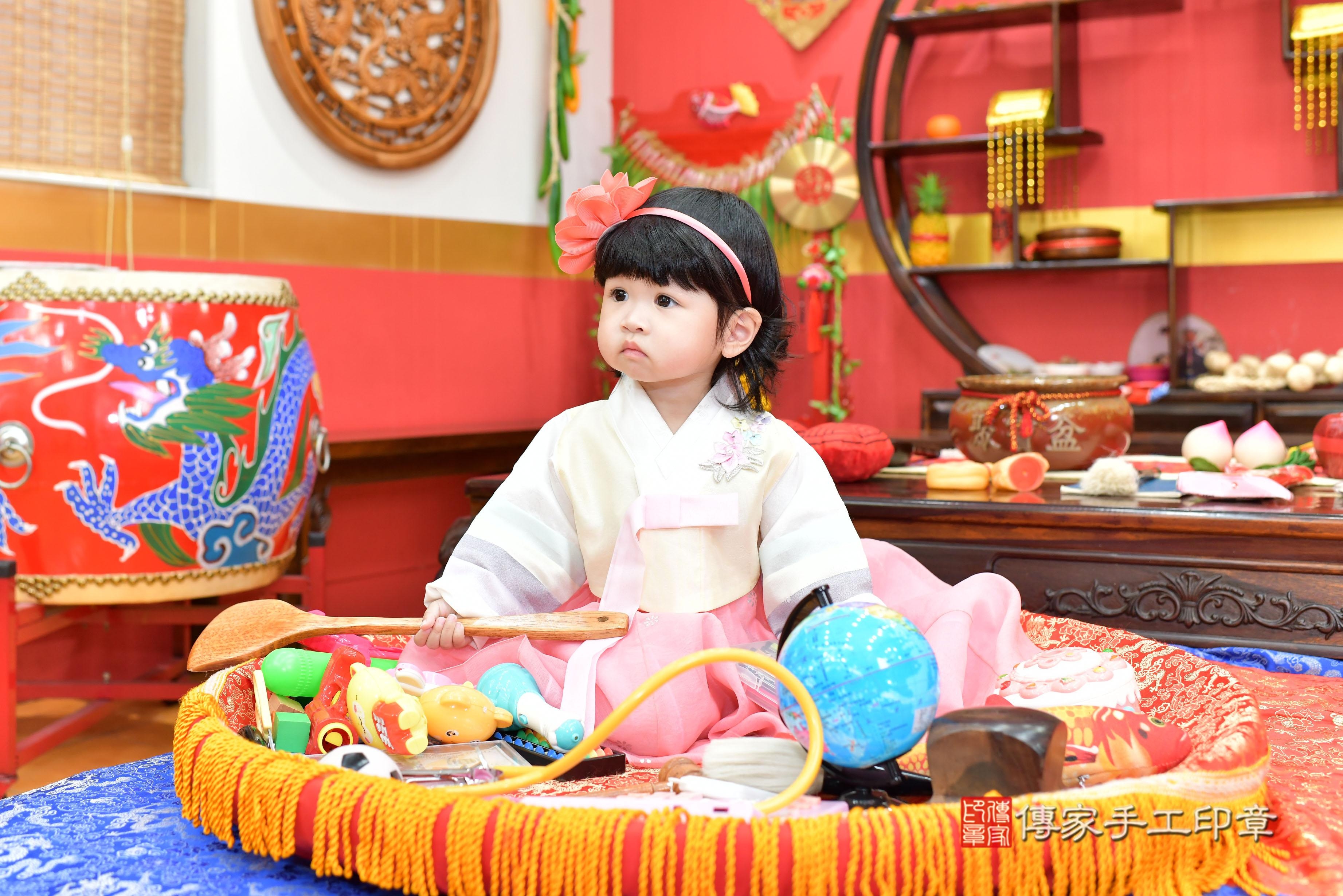 傳家手工印章桃園店、抓周、度脺、美式風會場、傳家嬰兒古禮、吉祥話、抓周道具物品24種、拍照。抓周證書。寶寶抓周、滿周歲、生日快樂、祝福 傳家手工印章桃園店、抓周、度脺、美式風會場、傳家嬰兒古禮、吉祥話、抓周道具物品24種、拍照。抓周證書。寶寶抓周、滿周歲、生日快樂、祝福