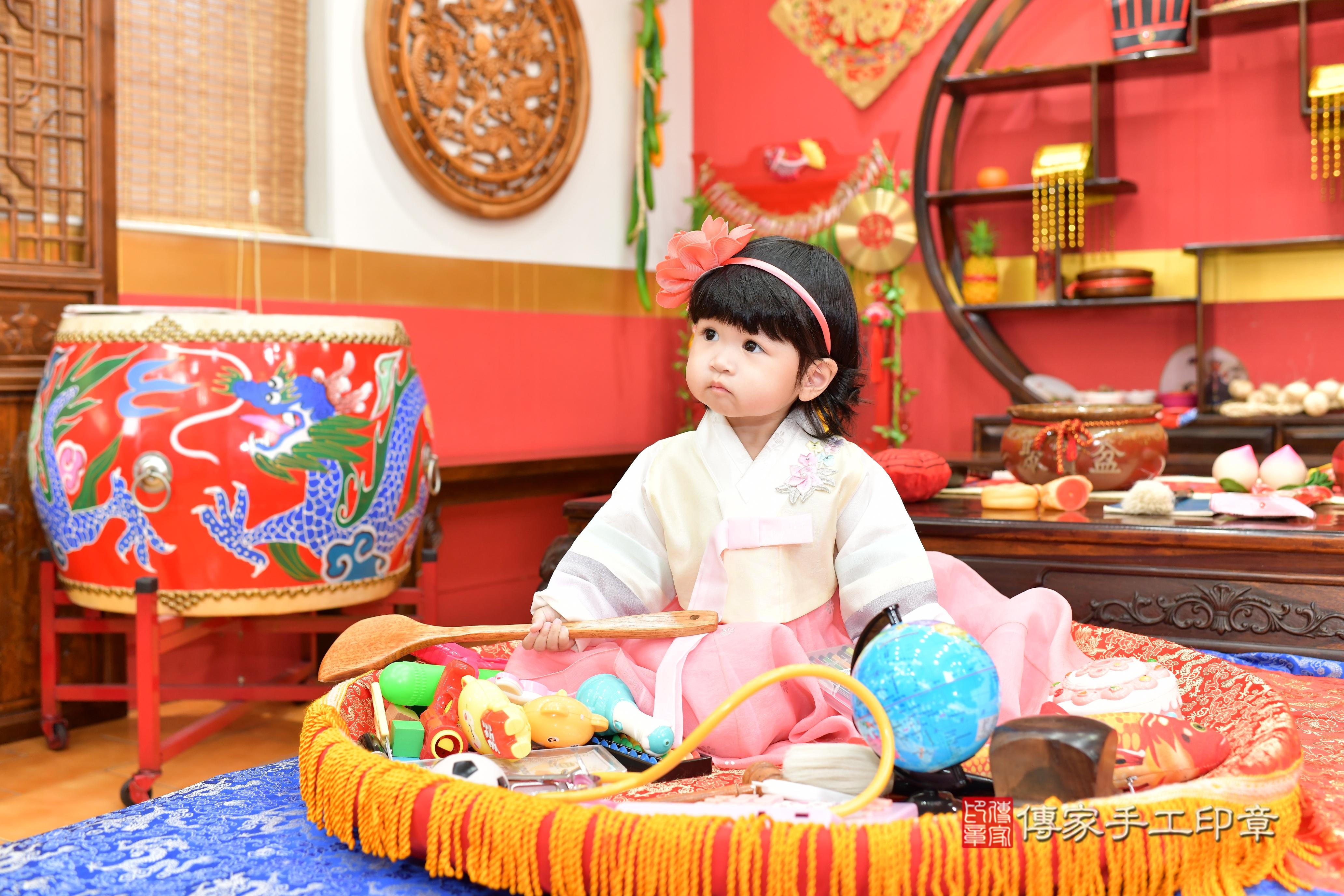 傳家手工印章桃園店、抓周、度脺、美式風會場、傳家嬰兒古禮、吉祥話、抓周道具物品24種、拍照。抓周證書。寶寶抓周、滿周歲、生日快樂、祝福 傳家手工印章桃園店、抓周、度脺、美式風會場、傳家嬰兒古禮、吉祥話、抓周道具物品24種、拍照。抓周證書。寶寶抓周、滿周歲、生日快樂、祝福